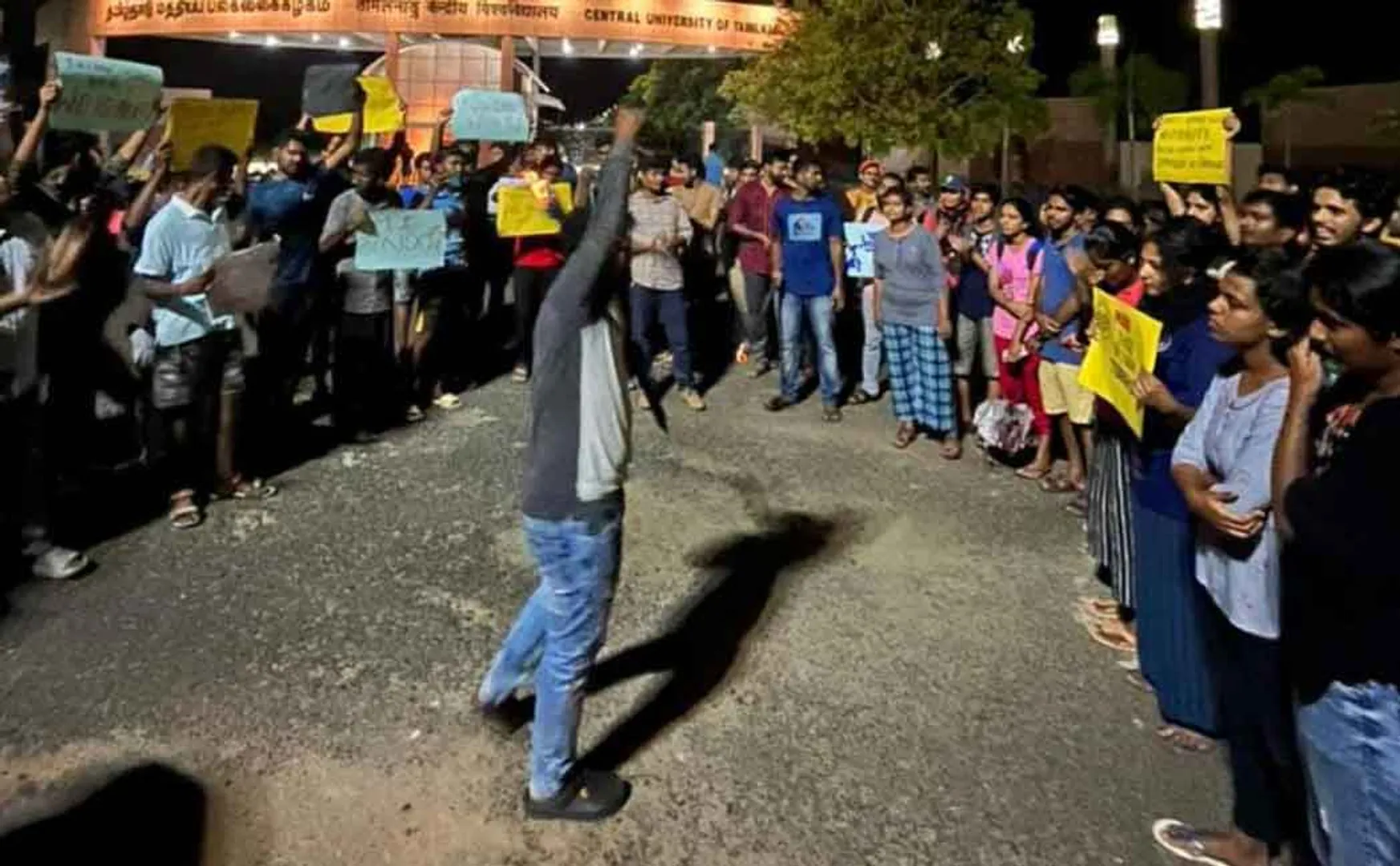 Thiruvarur Central University students struggle at midnight!