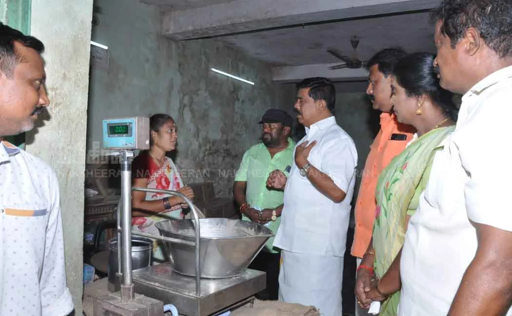 BJP general secretary Nagarajan visits ration shops ( 