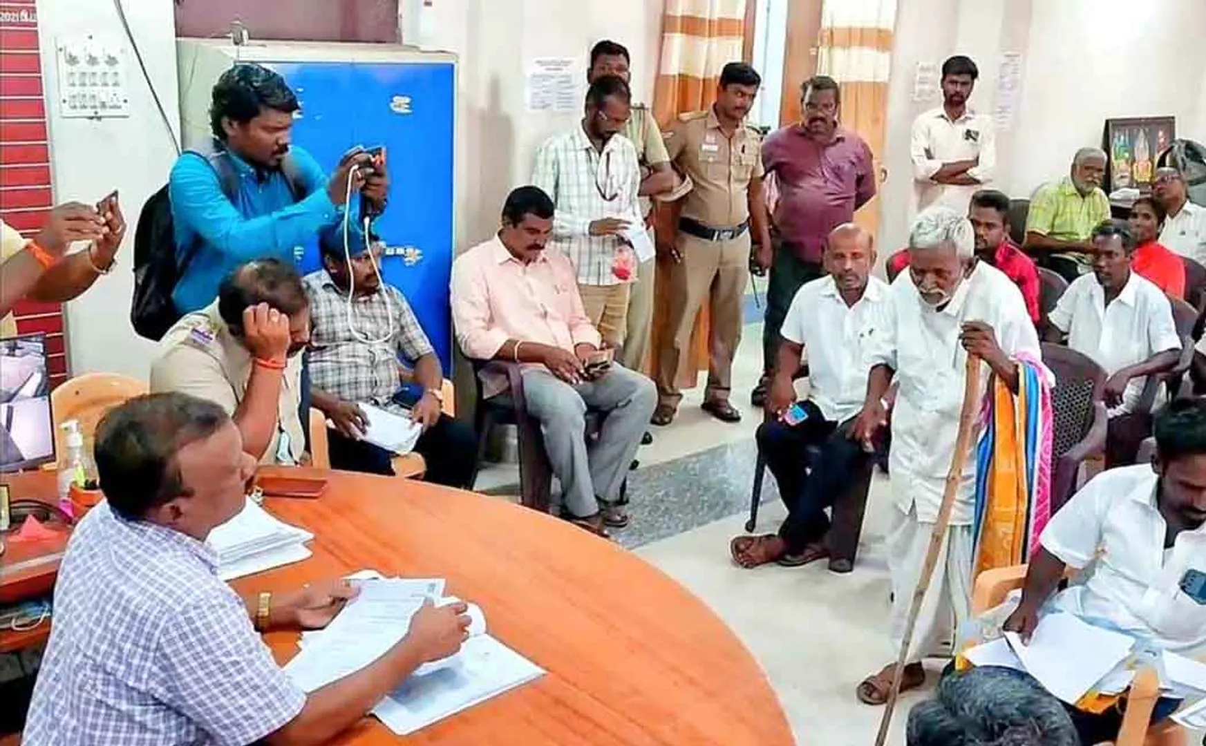 The public engaged in a wait-and-see protest at the governor's office to protest against private solar power generation!