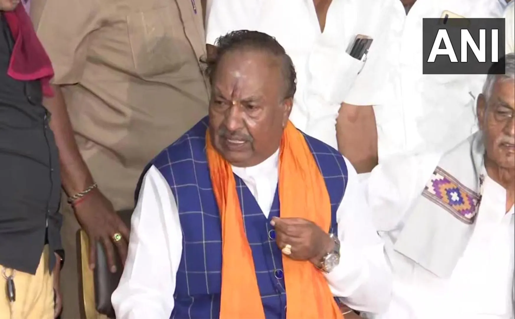 Karnataka Minister KS Eeswarappa resigns