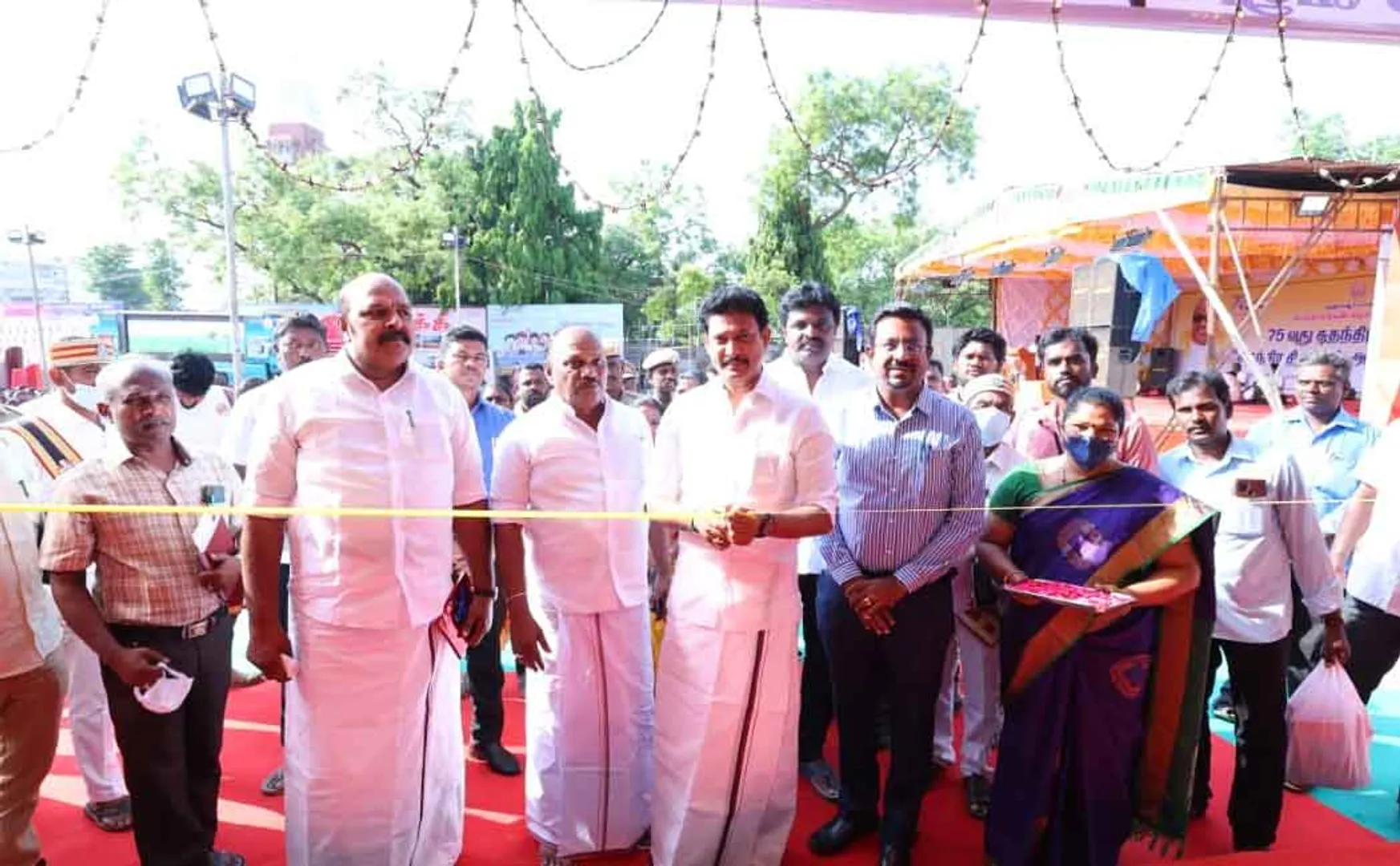 Minister Anbil Mahesh inaugurating the 'Independence Day Amuda Peruvizha' exhibition in Thanjavur