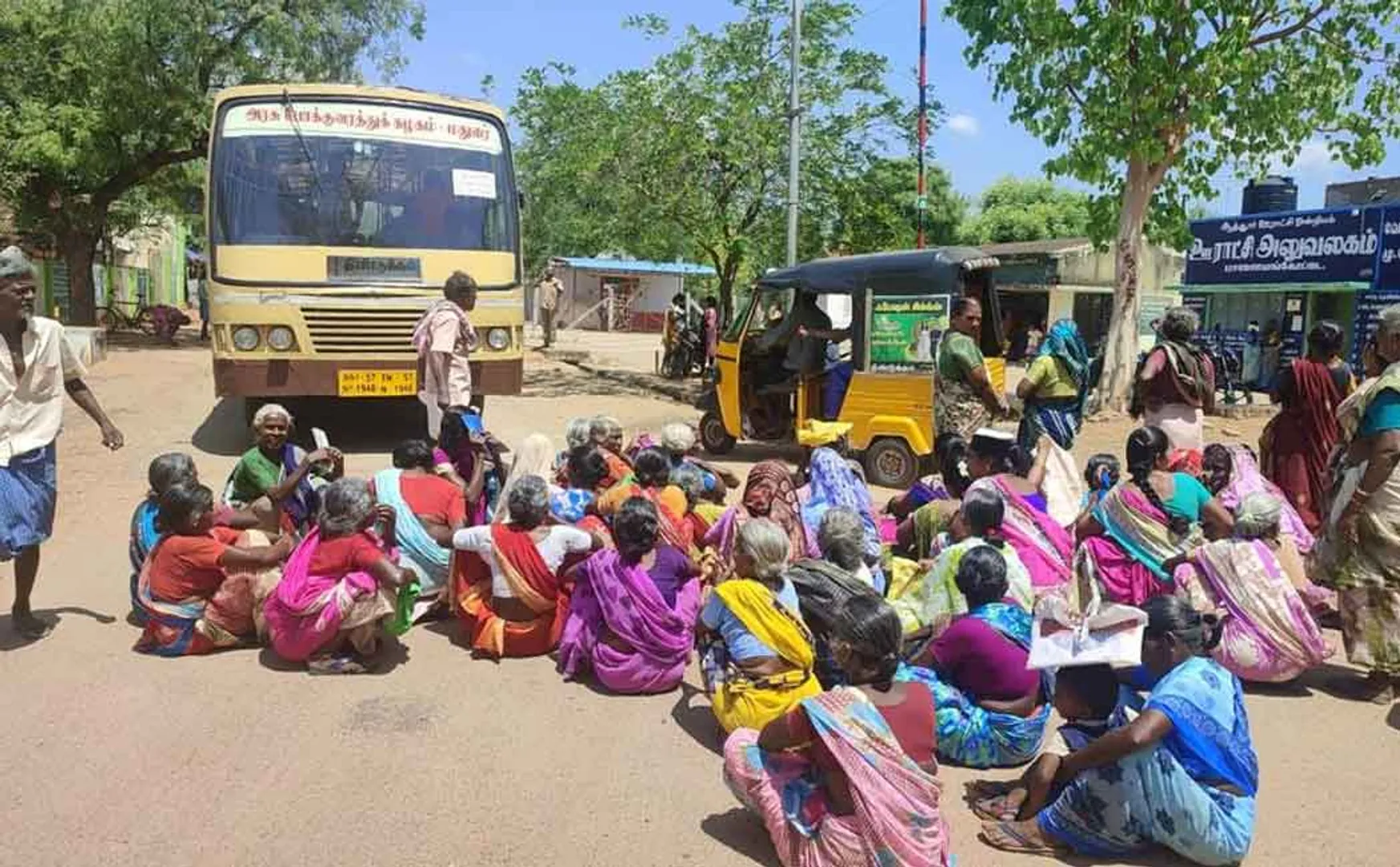 Is there a plan to disable the 100 day program? - Beneficiaries involved in the bus blockade!