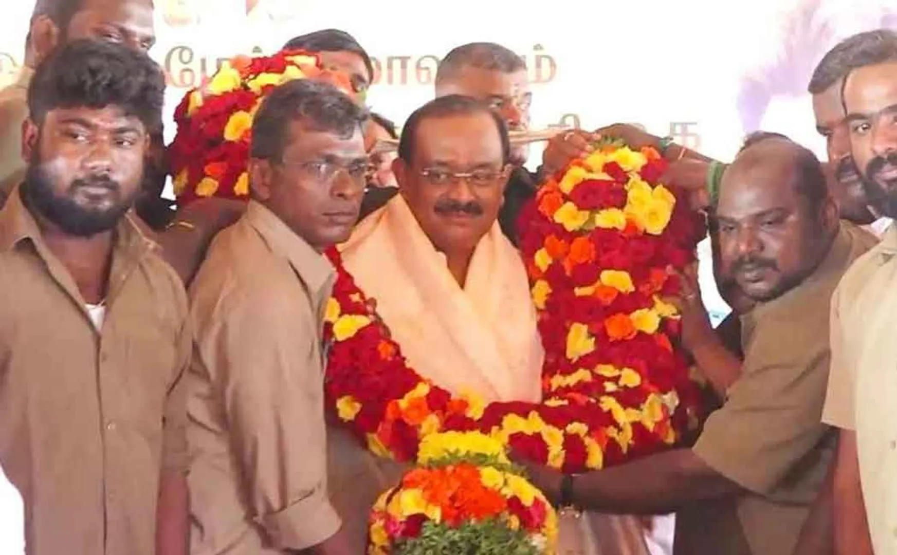 Auto drivers lifting Minister Chakrabany 