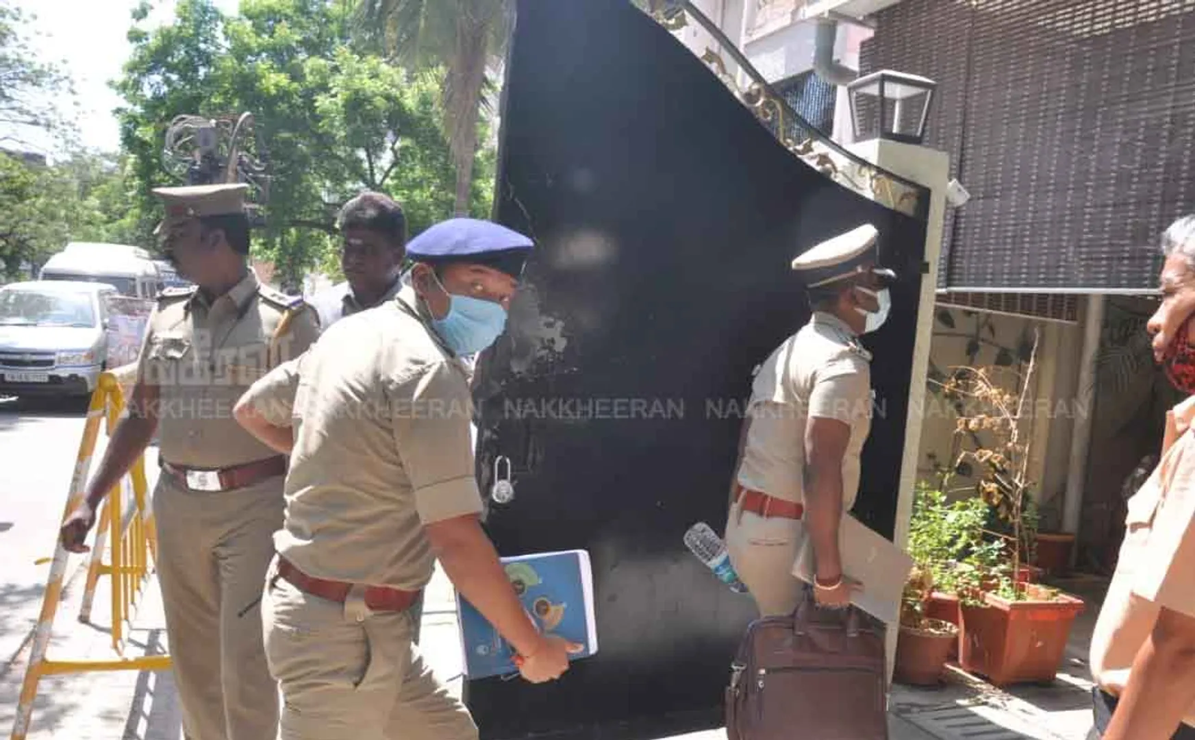 Investigating officers who came to Sasikala's house!  
