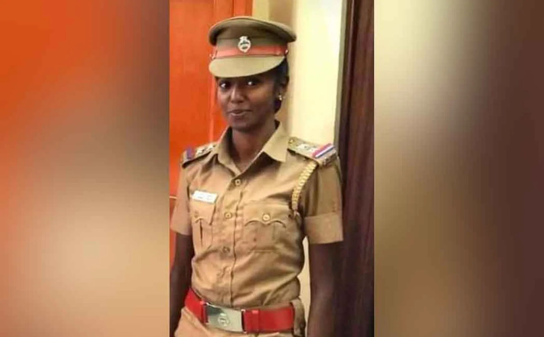Female SI who bravely faces anything ..! The person stabbed   revenge!