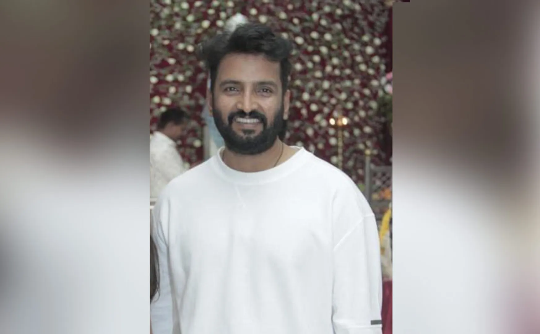 Santhanam on the field with the Kannada director; Photo goes viral
