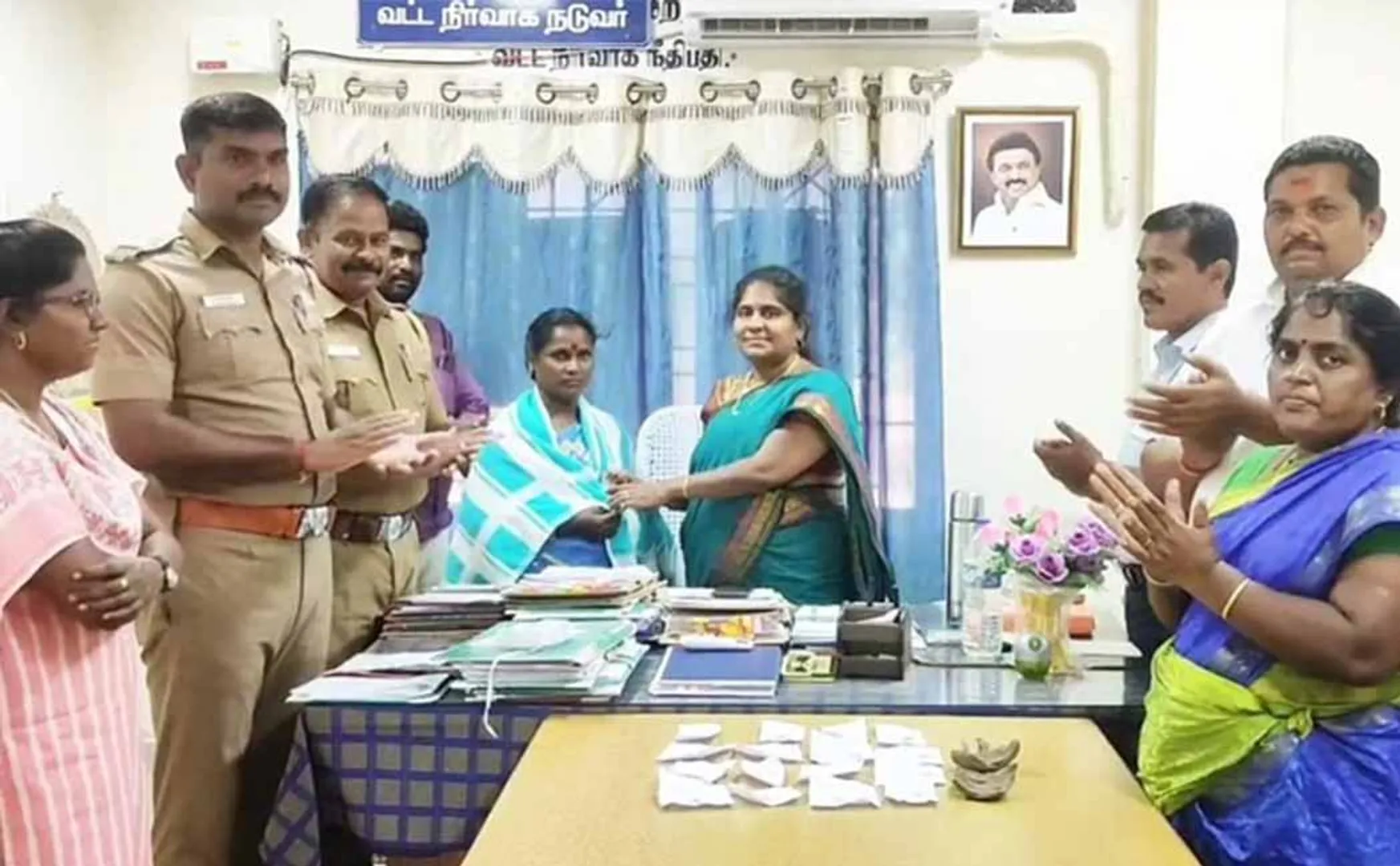 The treasure found in the dug pit ... Congratulations to the woman who handed it over to the authorities!