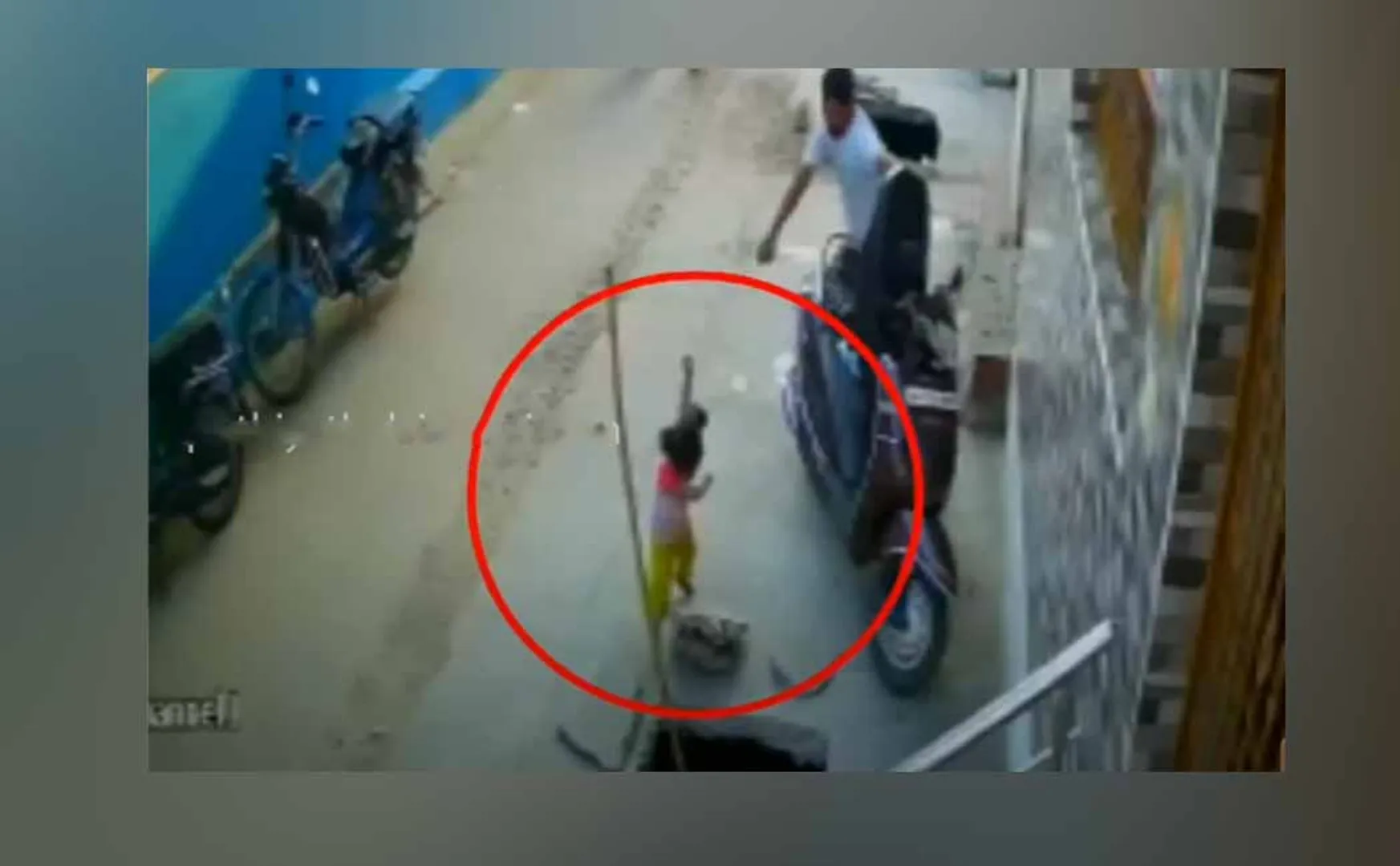 The child who fell into the canal in the blink of an eye!