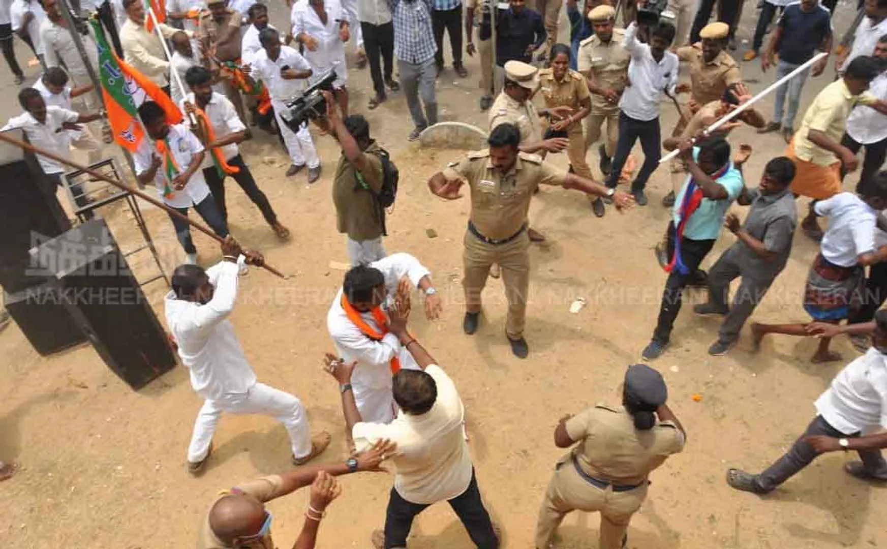 அம்பேத்கர் சிலைக்கு மரியாதை; பாஜக, விசிக இடையே வெடித்த மோதல் (புகைப்படங்கள்)