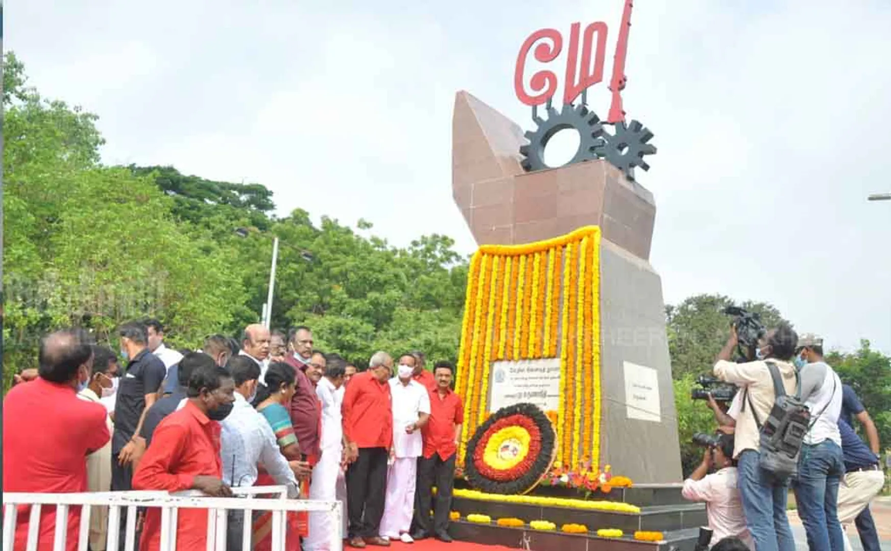 Chief Minister MK Stalin pays homage to the May Day pillar! (Pictures)