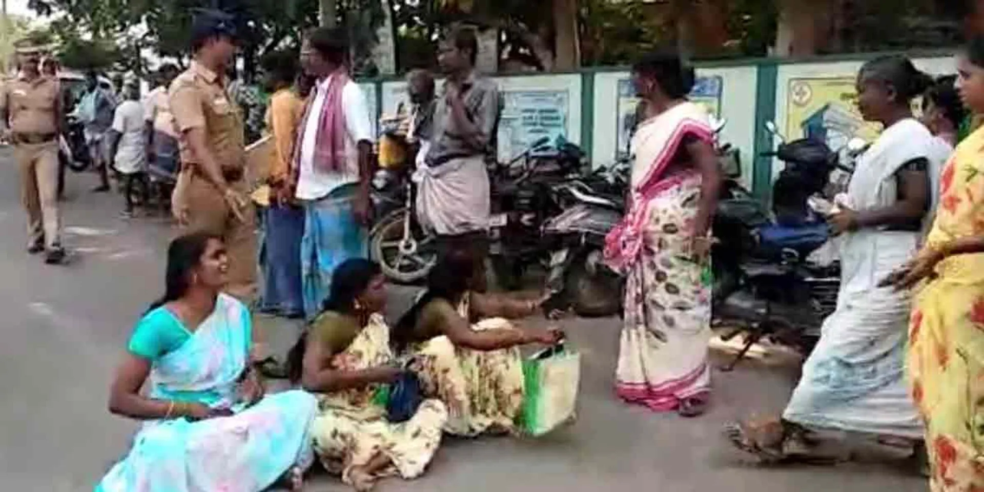 issue in the village council meeting ... Road blockade demanding the arrest of the panchayat deputy leader!