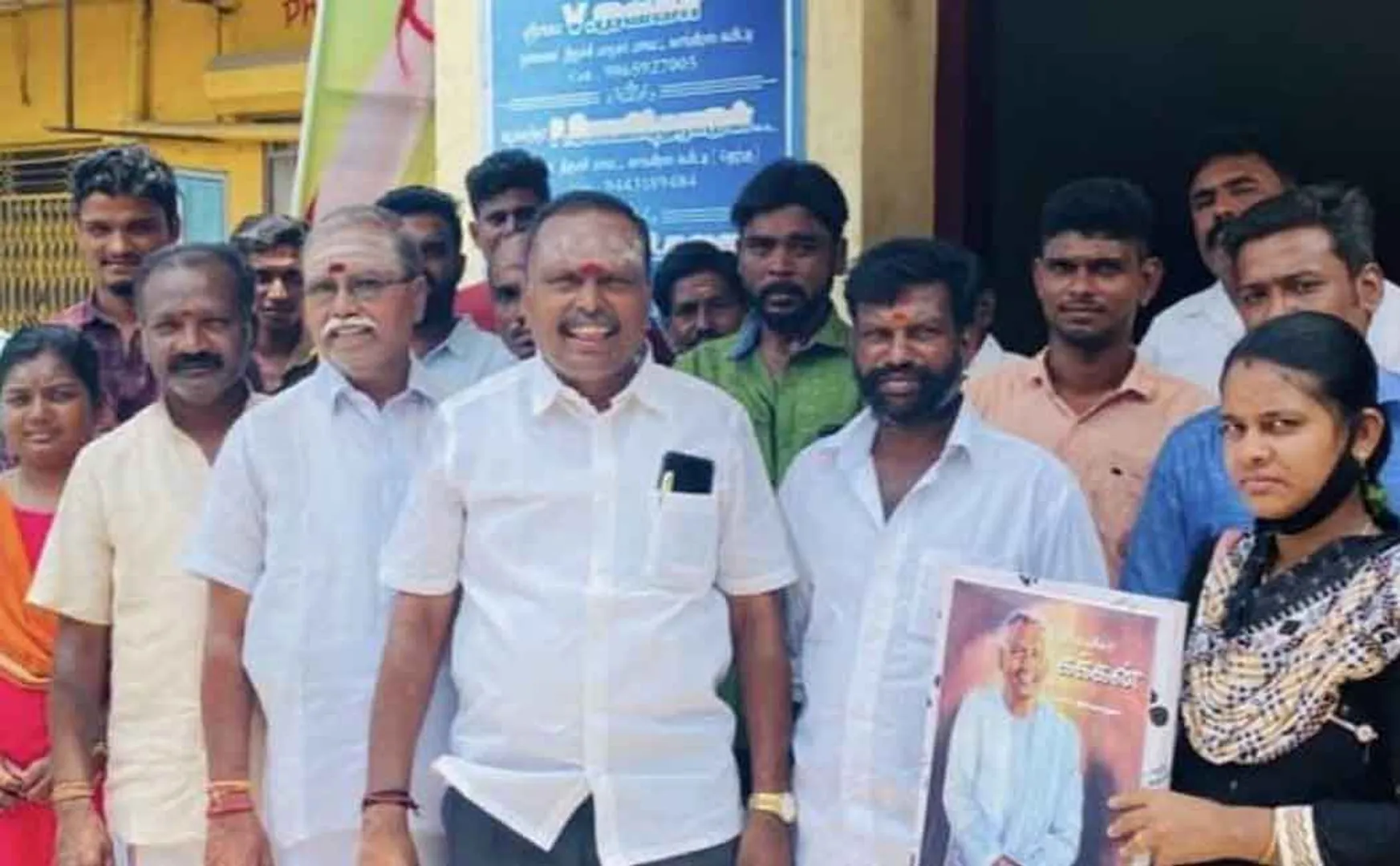 Demonstration in Congress condemning the district chief