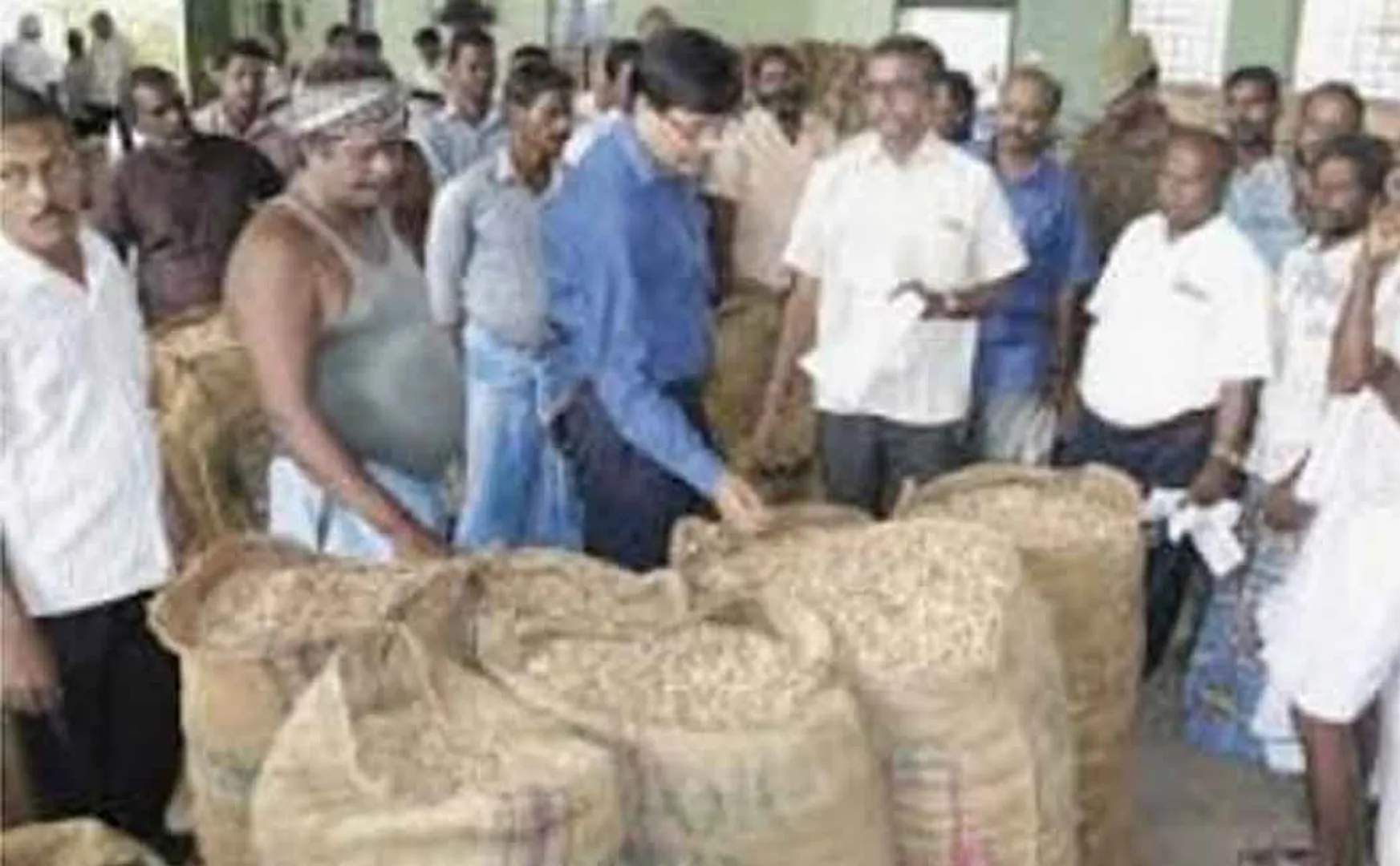 Gang stealing bundles of grain brought by farmers for sale!