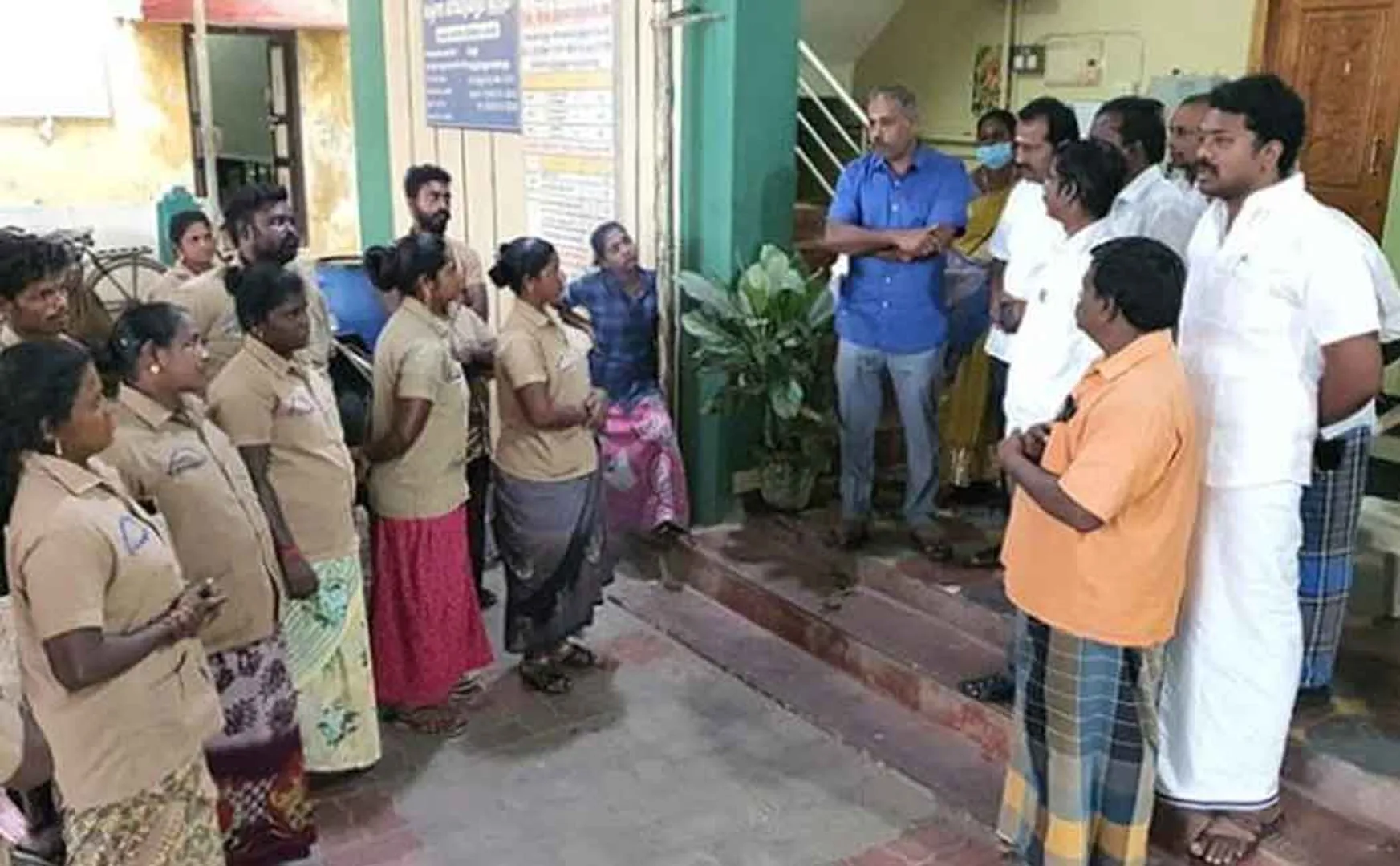 Cleaning workers struggle against health inspector!