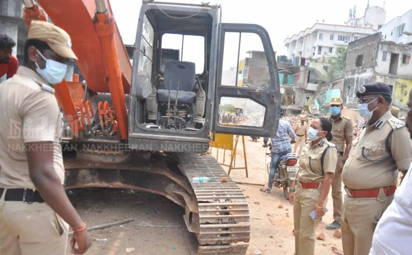 Do not demolish houses .... screaming people! (Pictures)