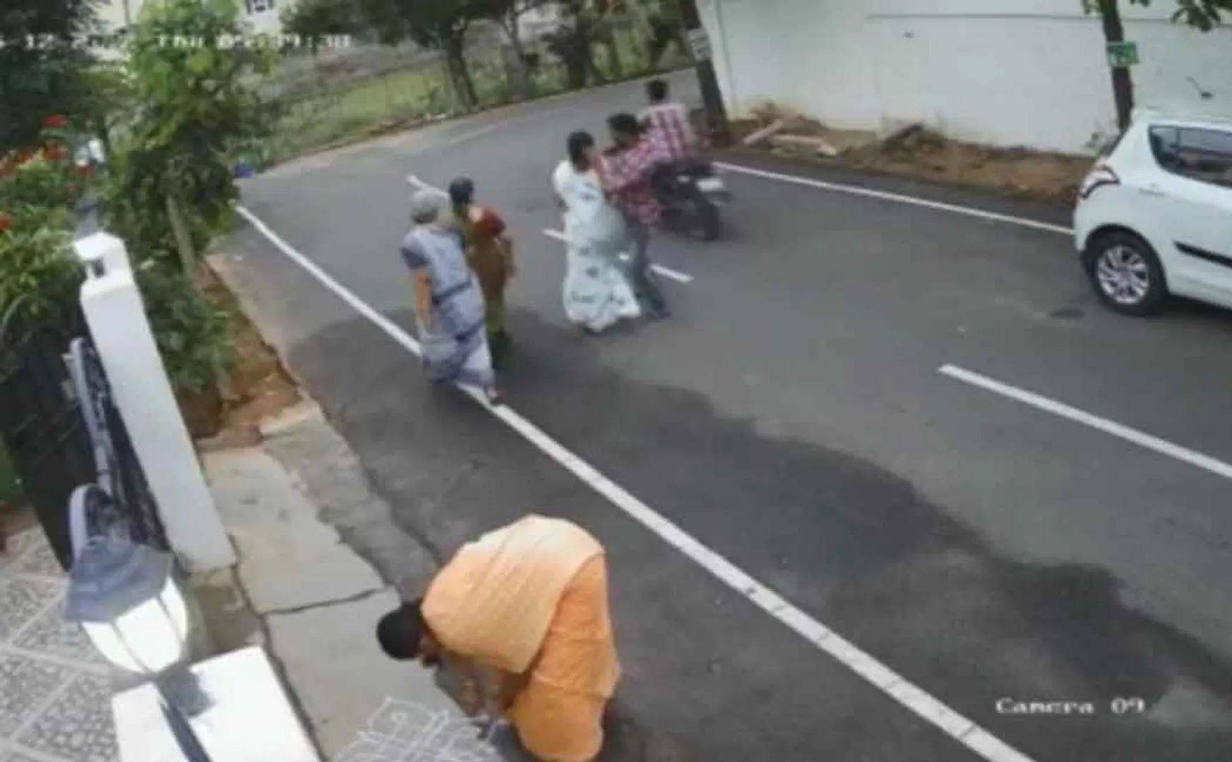 Chain snatching! CCTV Views go viral!