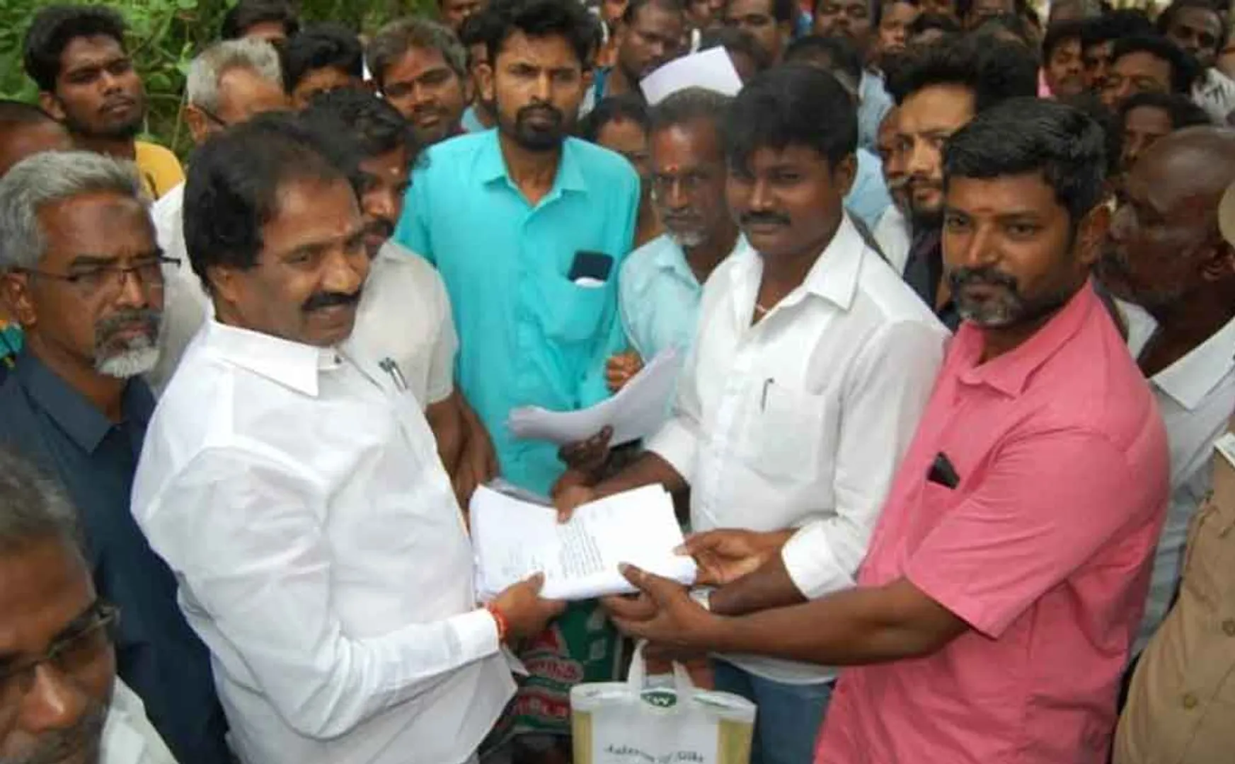 Trichy workers struggle  The mayor who went in person!