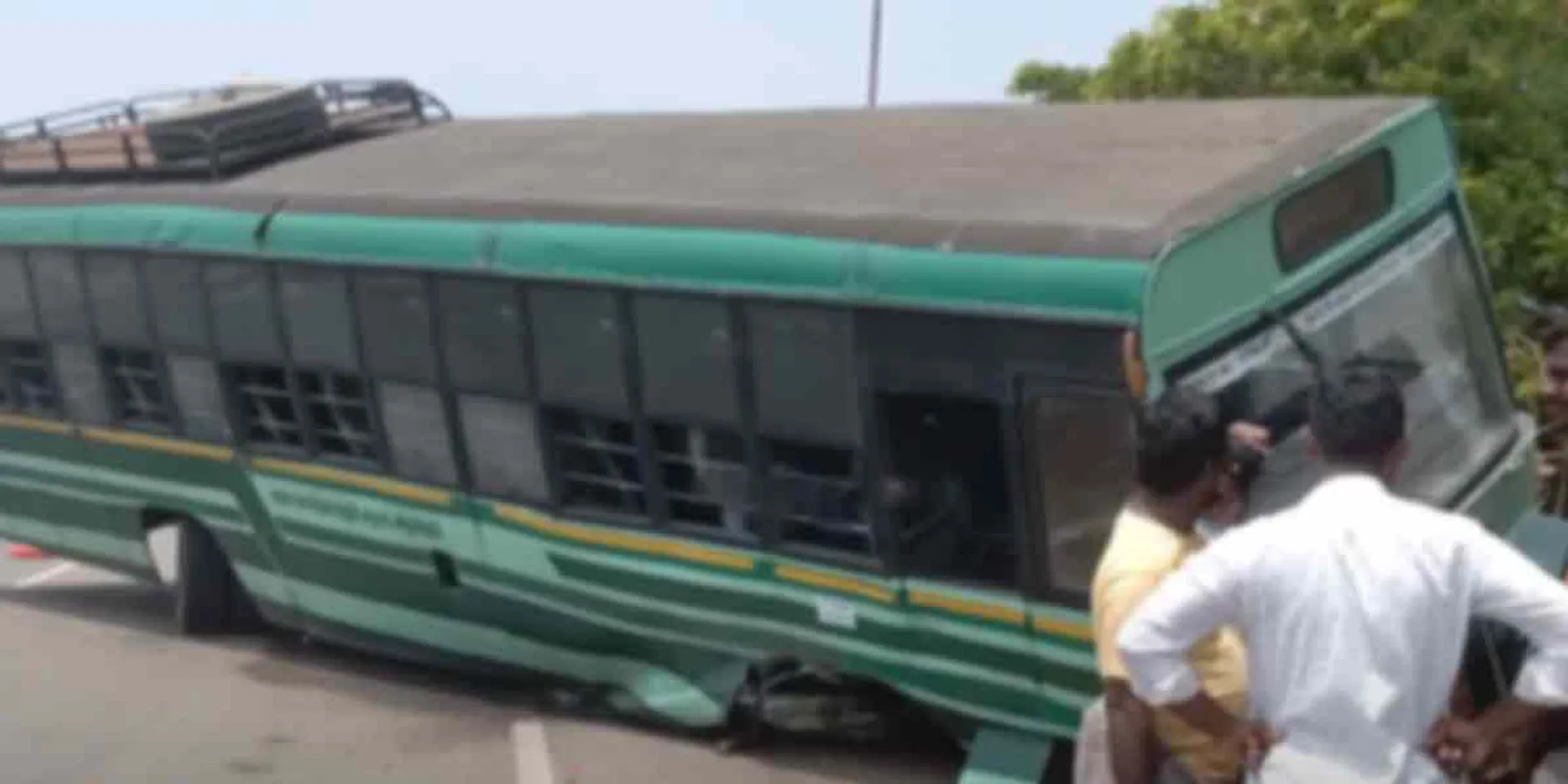 Government bus axle breaks ... 60 passengers survive!
