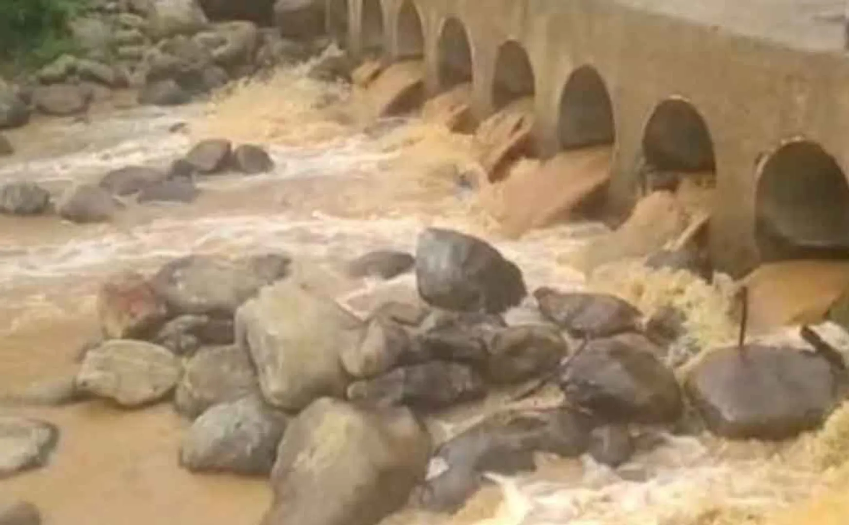 Heavy rains cause floods in Puliyancholai