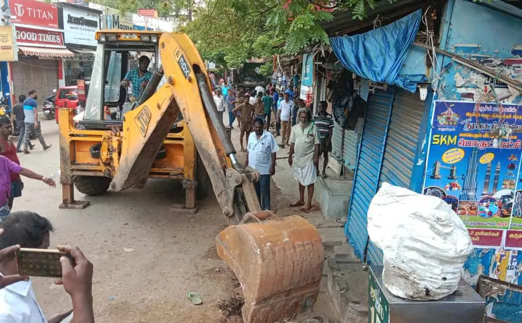 Authorities remove occupants in Trichy!
