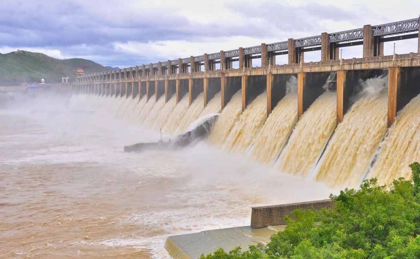 Mettur dam water level exceeds 47,000 cubic feet!