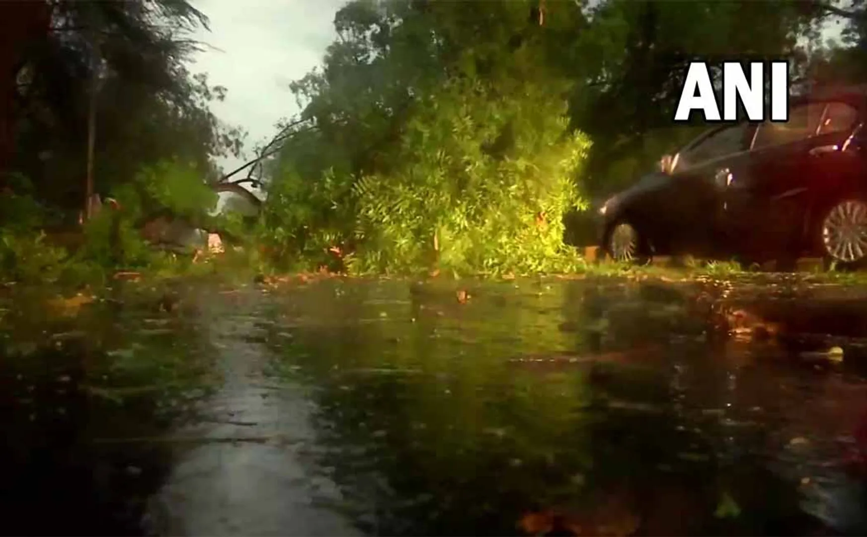 Heavy rains with thunderstorms in Delhi!