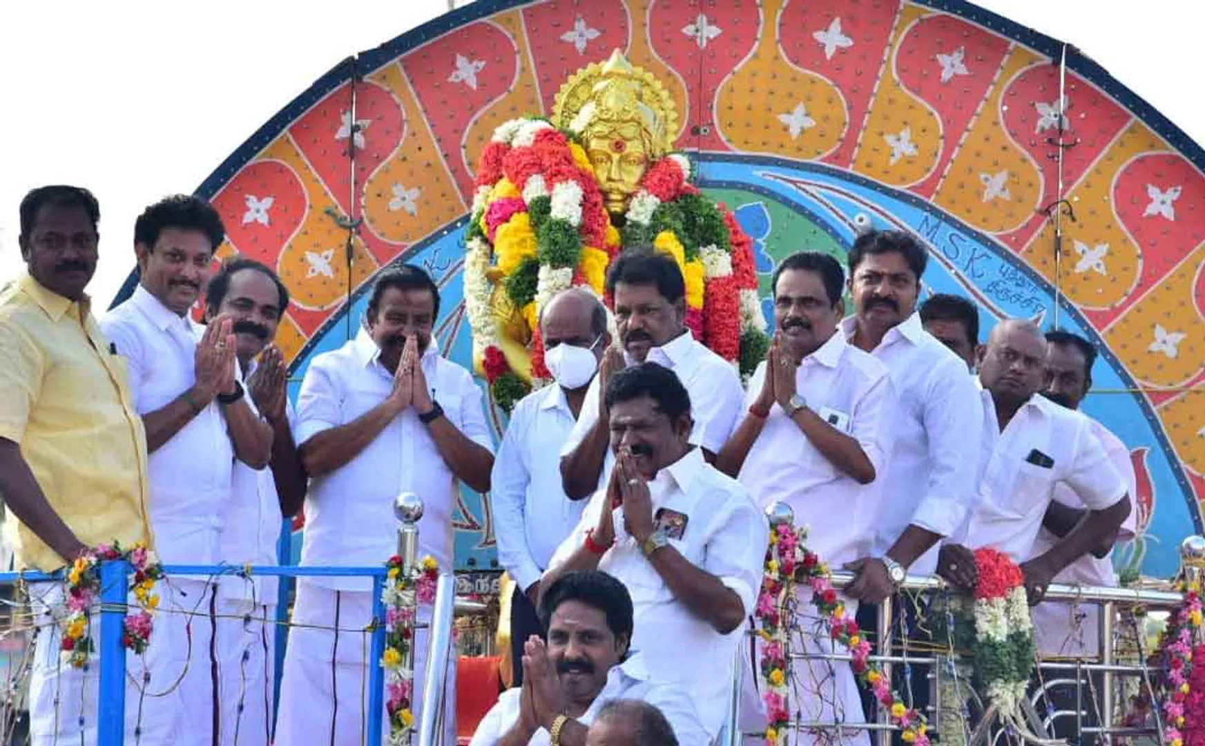 Minister Nehru pays homage to Muttaraiyar statue