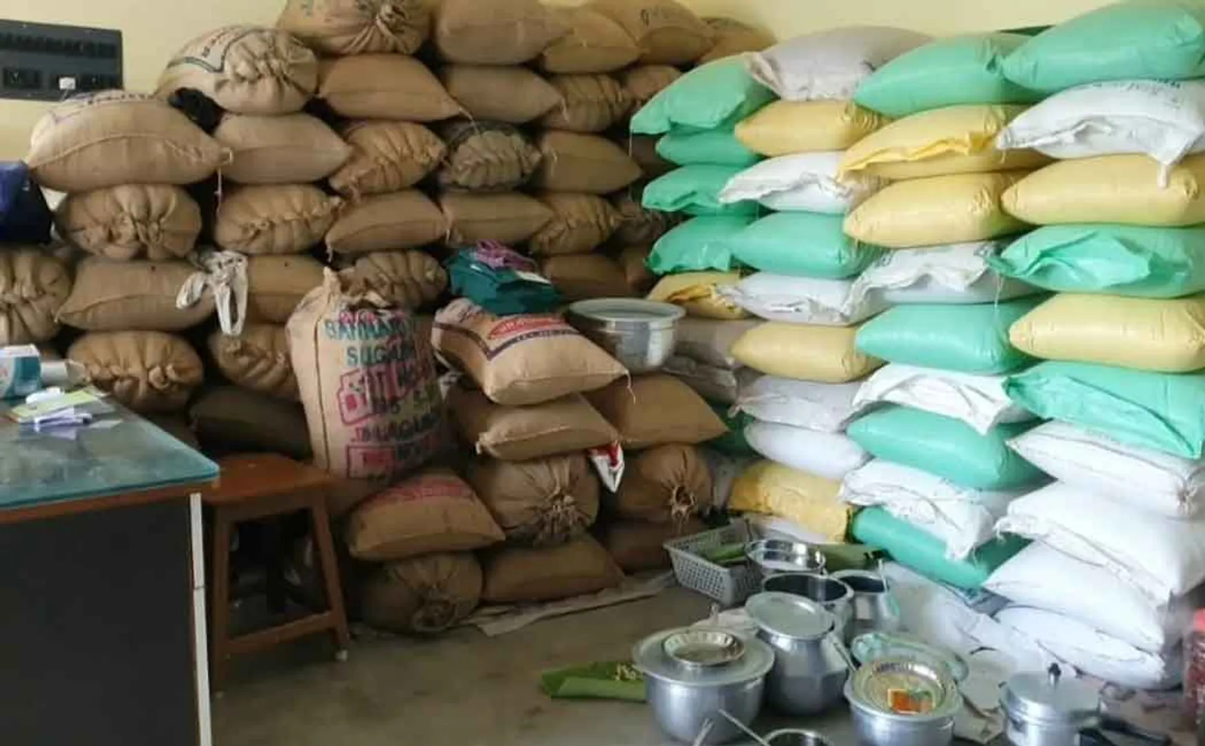 Caught ration rice! Escape owners !