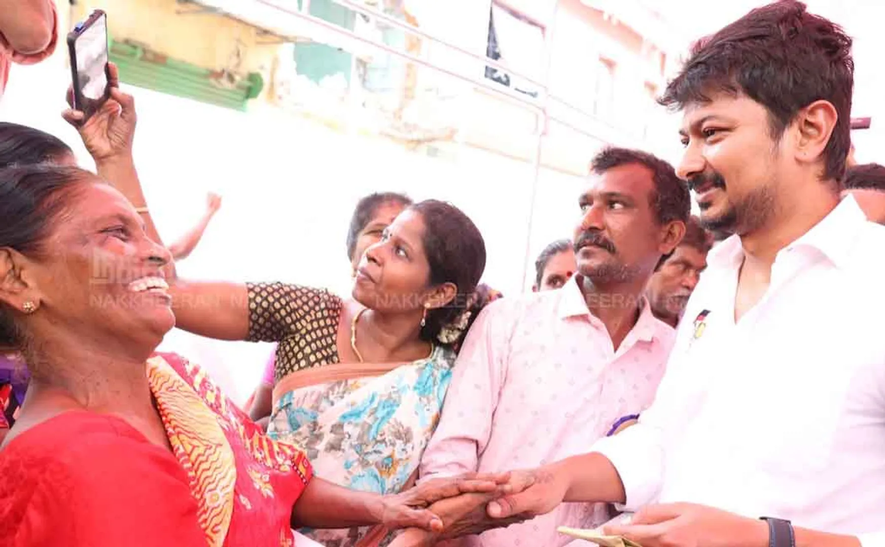 Udayanidhi donates relief money to people (Pictures)