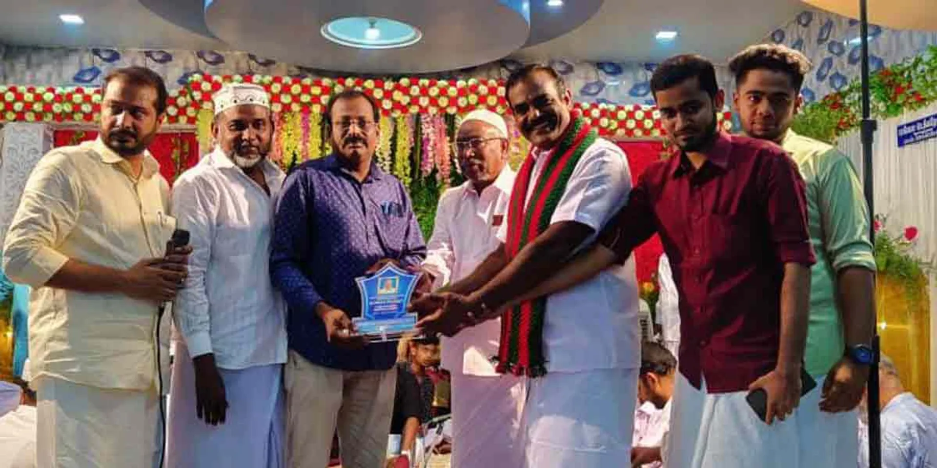 'Weather Scholar' Award for Teacher Selvakumar ... Honored at the Tophuthurai Wedding Ceremony