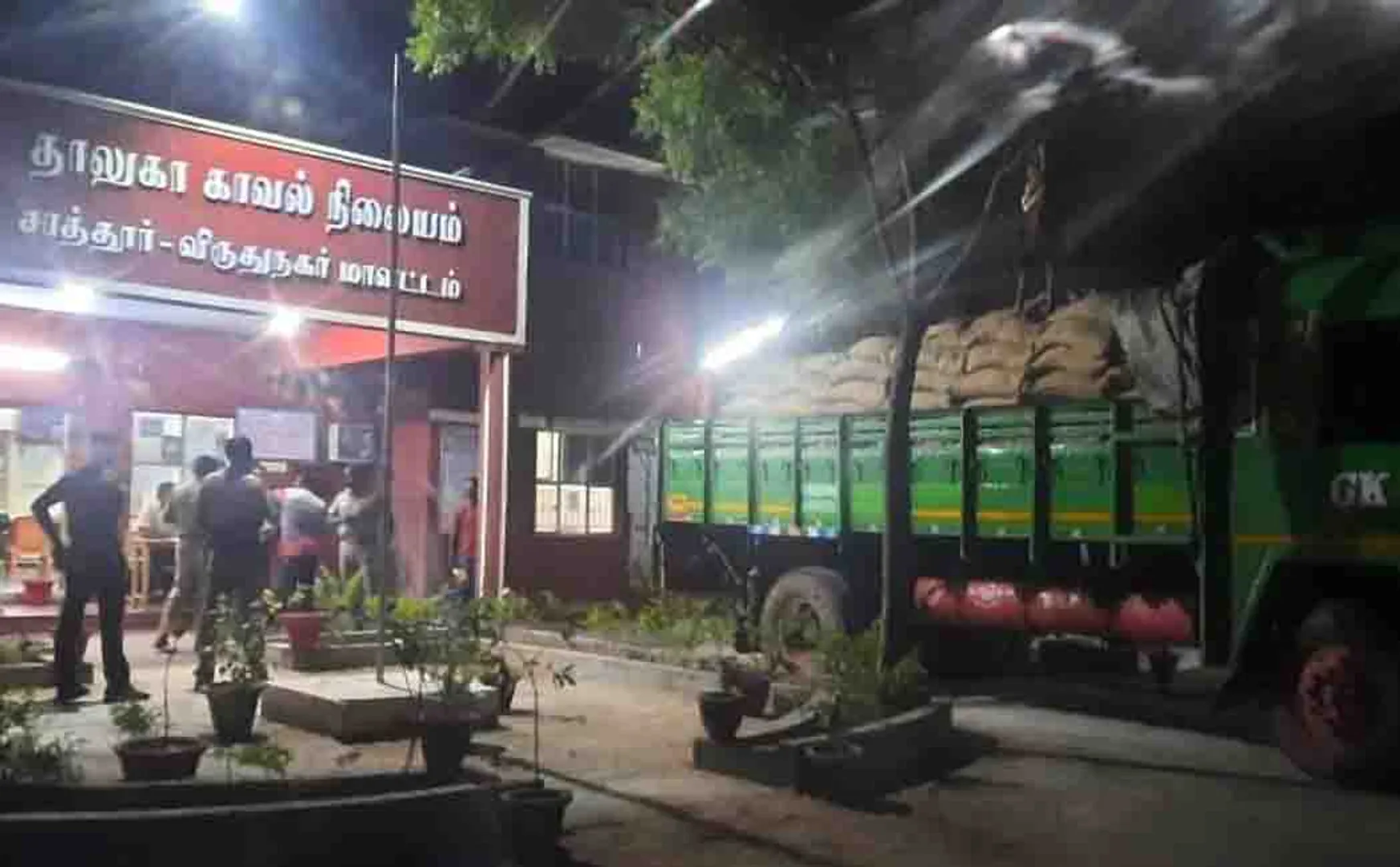 Smuggling of rice bundles from the ration shop! -Sattur police chase and turn over lorry!