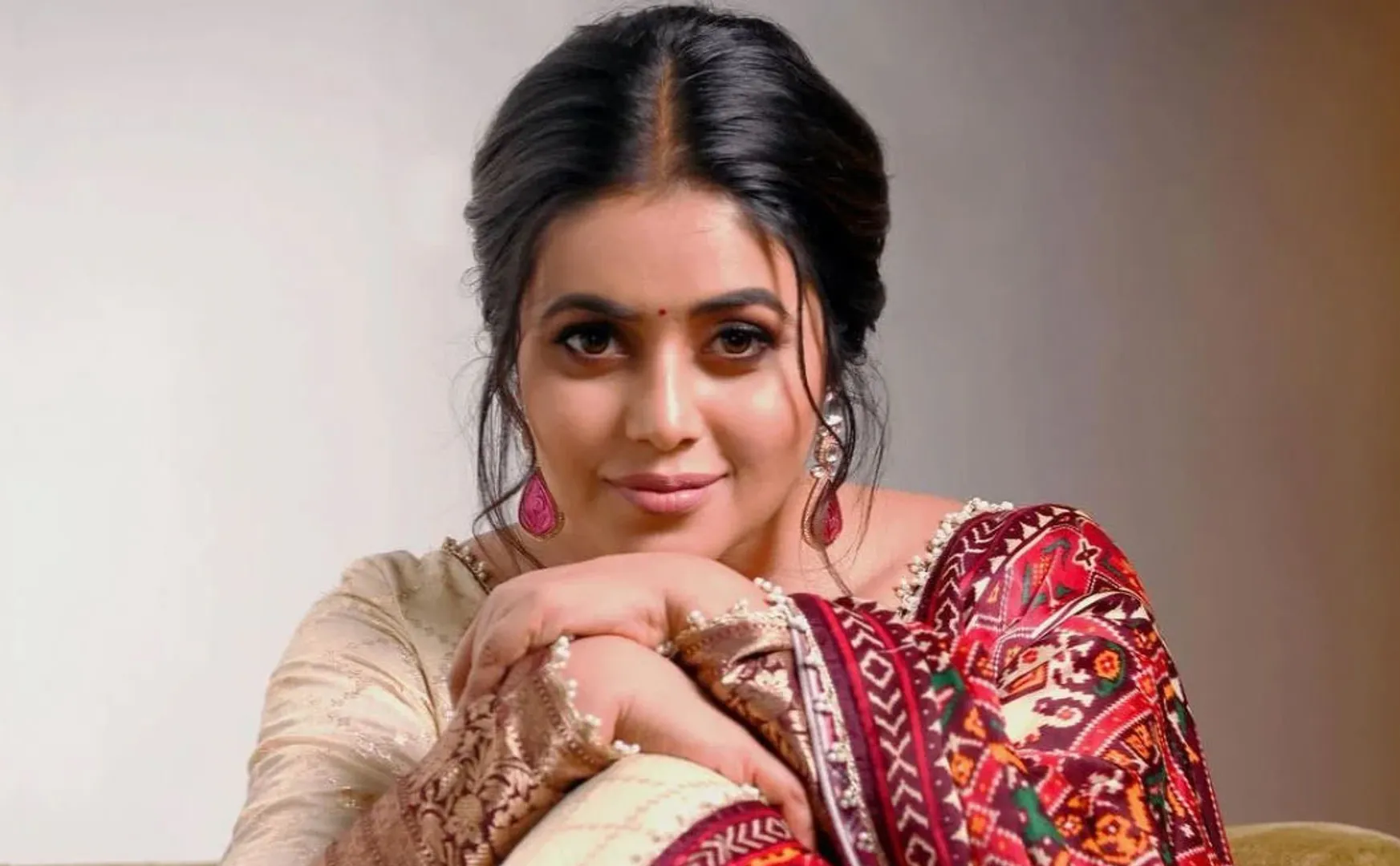 actress poorna introduce her husband 