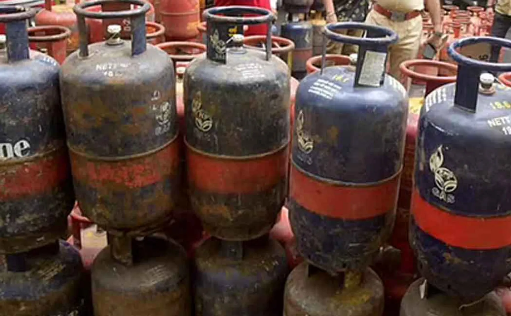 Commercial gas cylinder price drops by 134 rupees No change in cooking cylinder price!