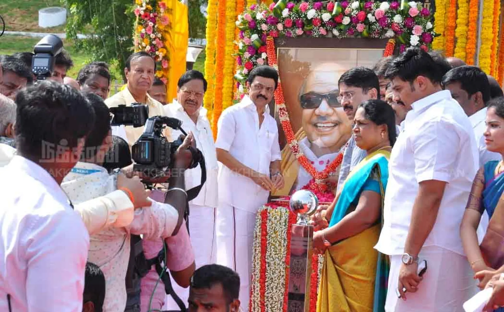 Chief Minister MK Stalin pays homage to Kalaignar statue  