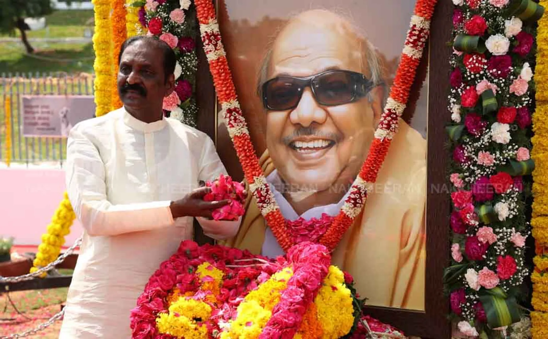 Poet Vairamuthu pays homage kalaignar 