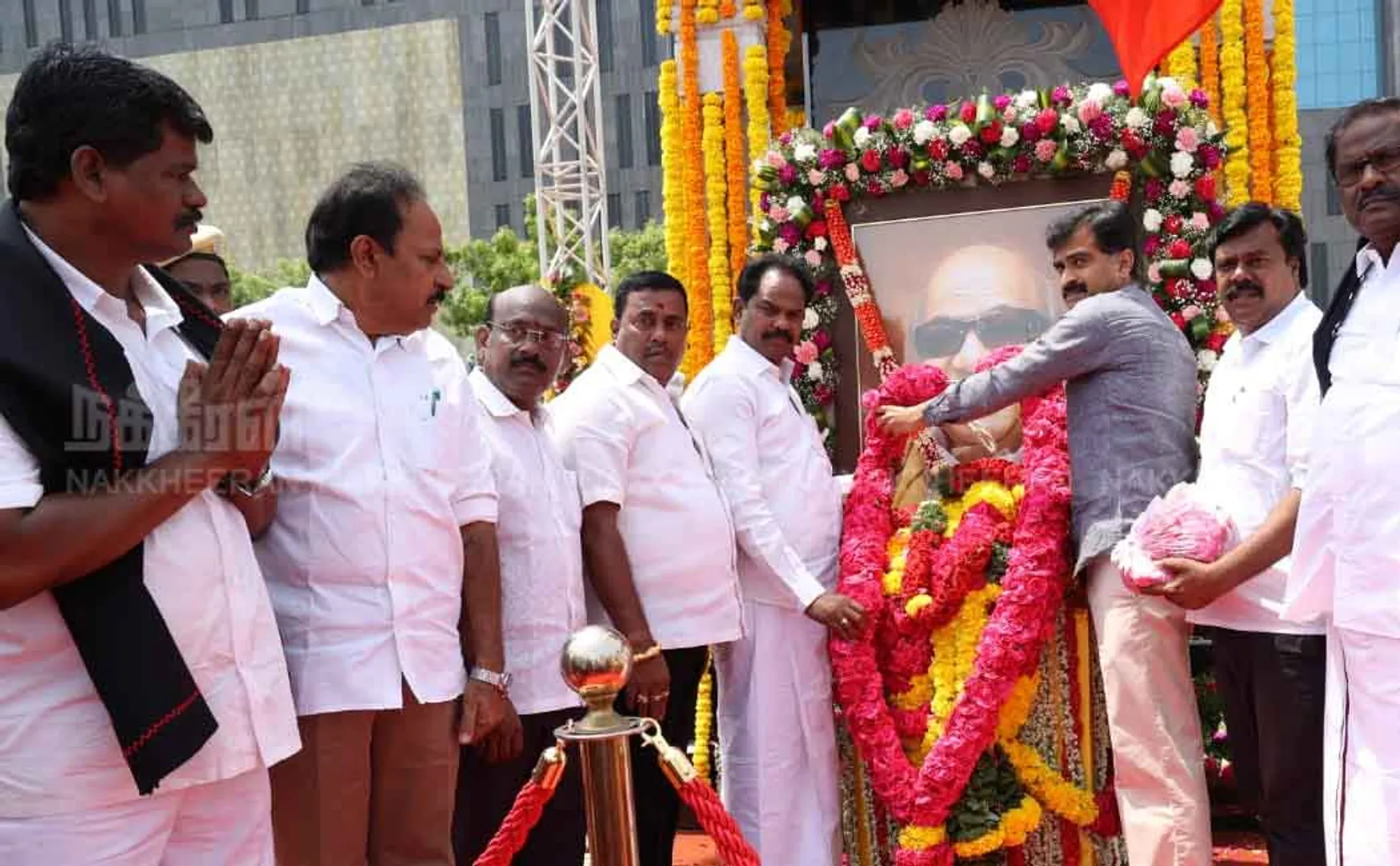 Durai Vaiko paid homage to the Kalaignar statue!  