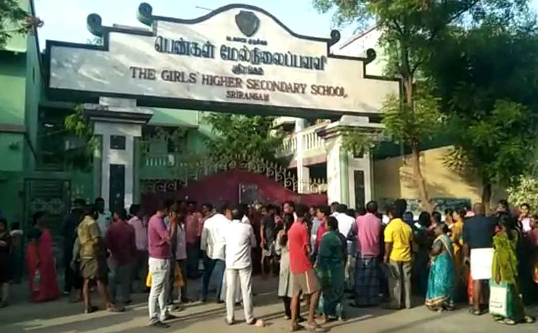 Parents queuing up early to enroll in government school!