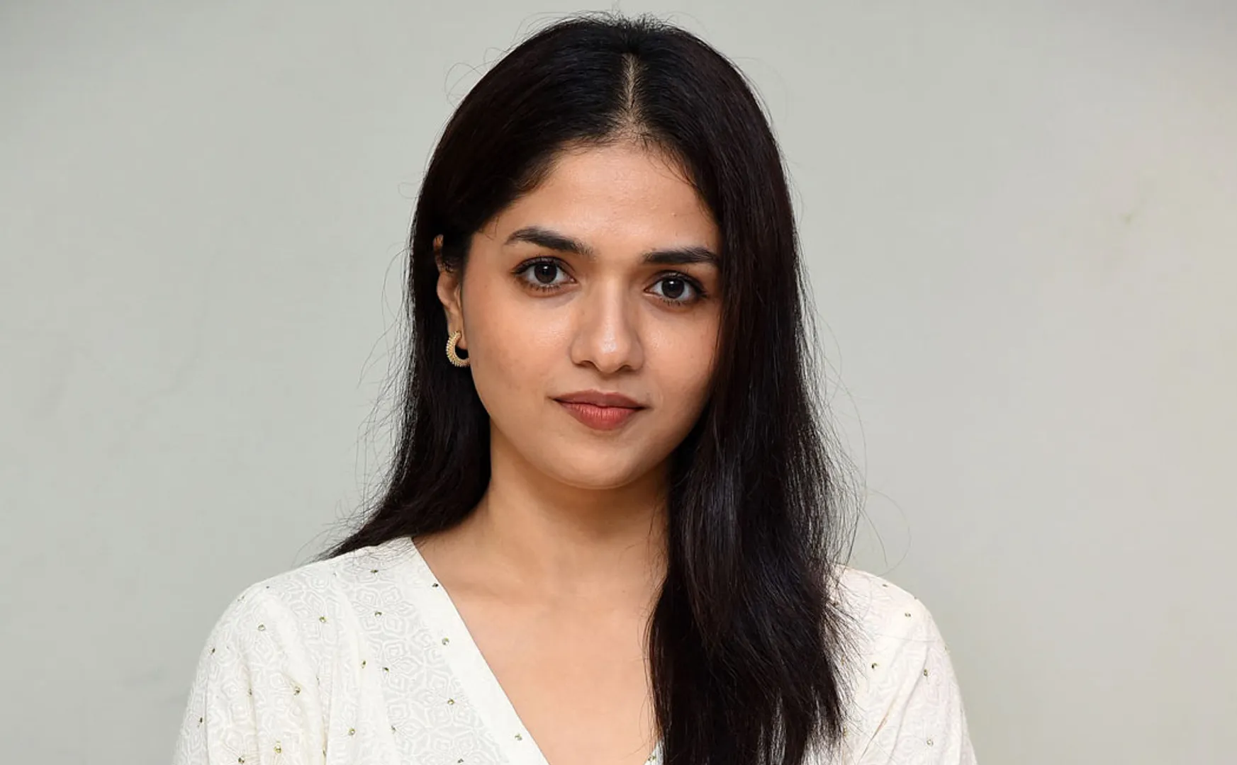 Sunaina with gun in hand; Poster by Venkat Prabhu goes viral