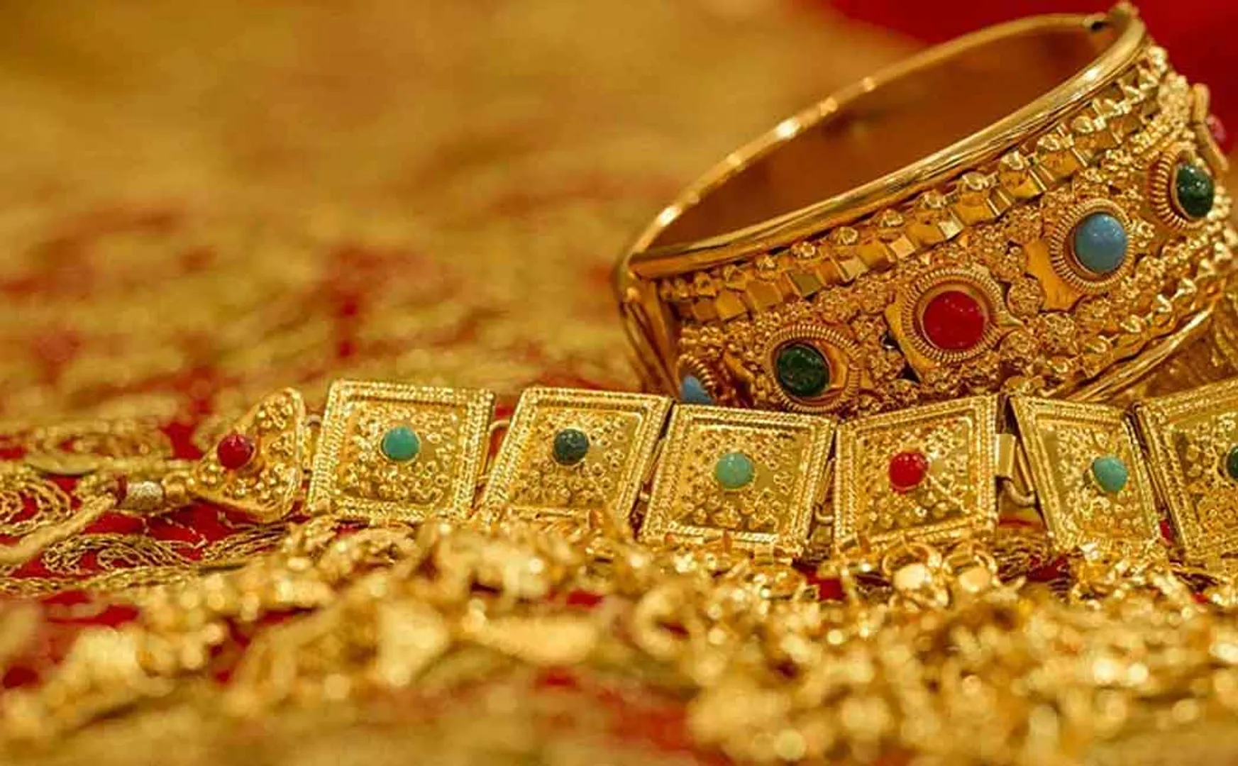 The wife who handed over the jewelry stolen by her husband to the right person!