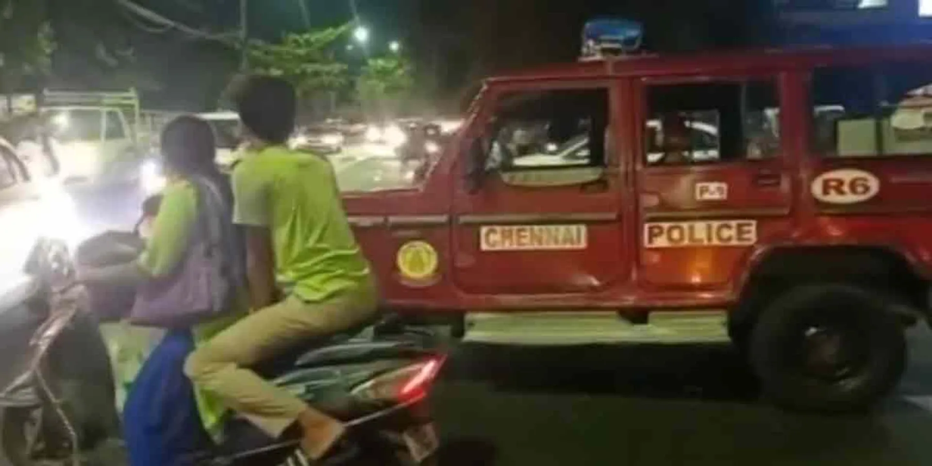Patrol vehicle parked in the middle of the road ... Motorists suffer!