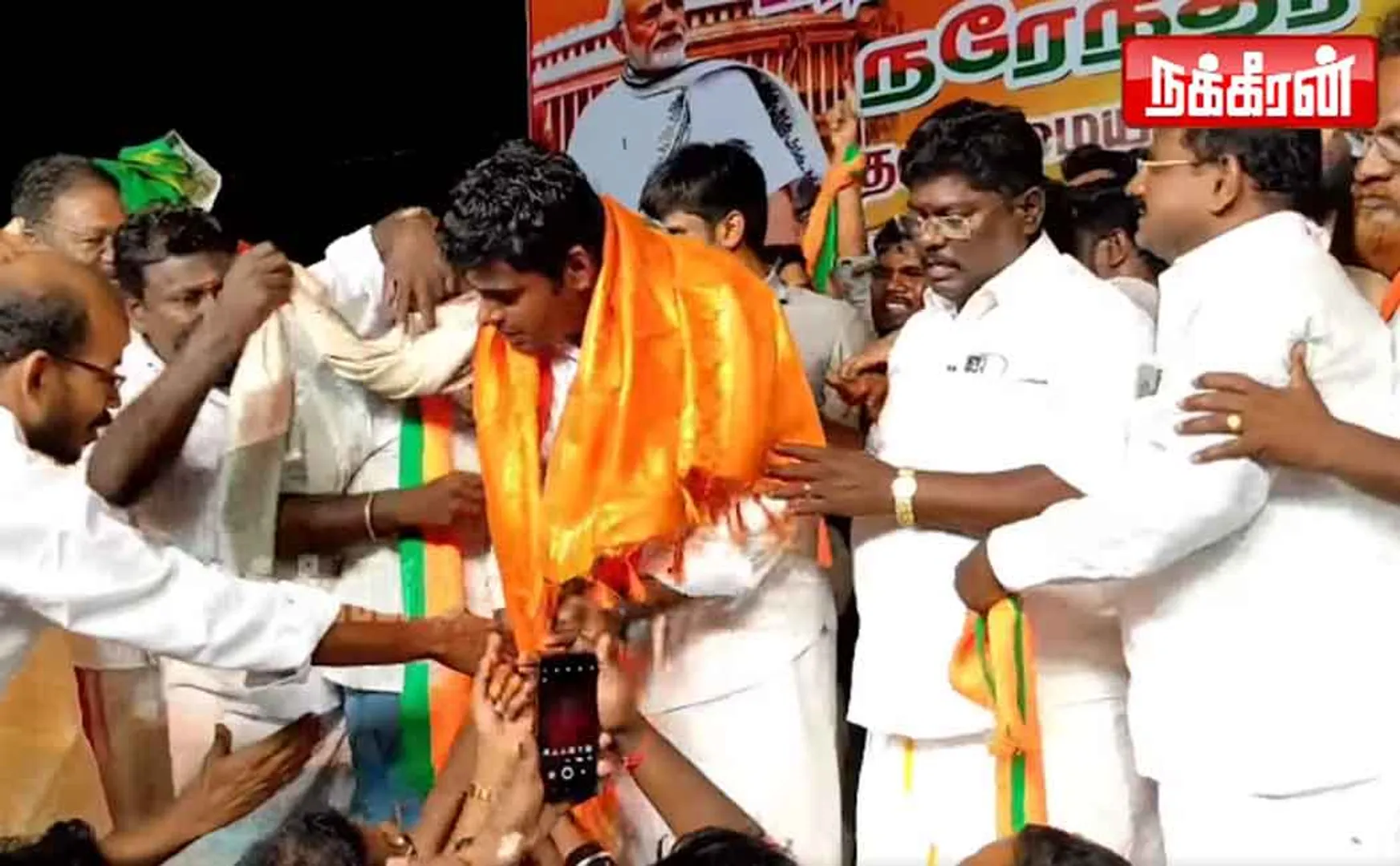 Volunteers rush to take selfie with Annamalai ..! Former MLA who fell down ..!