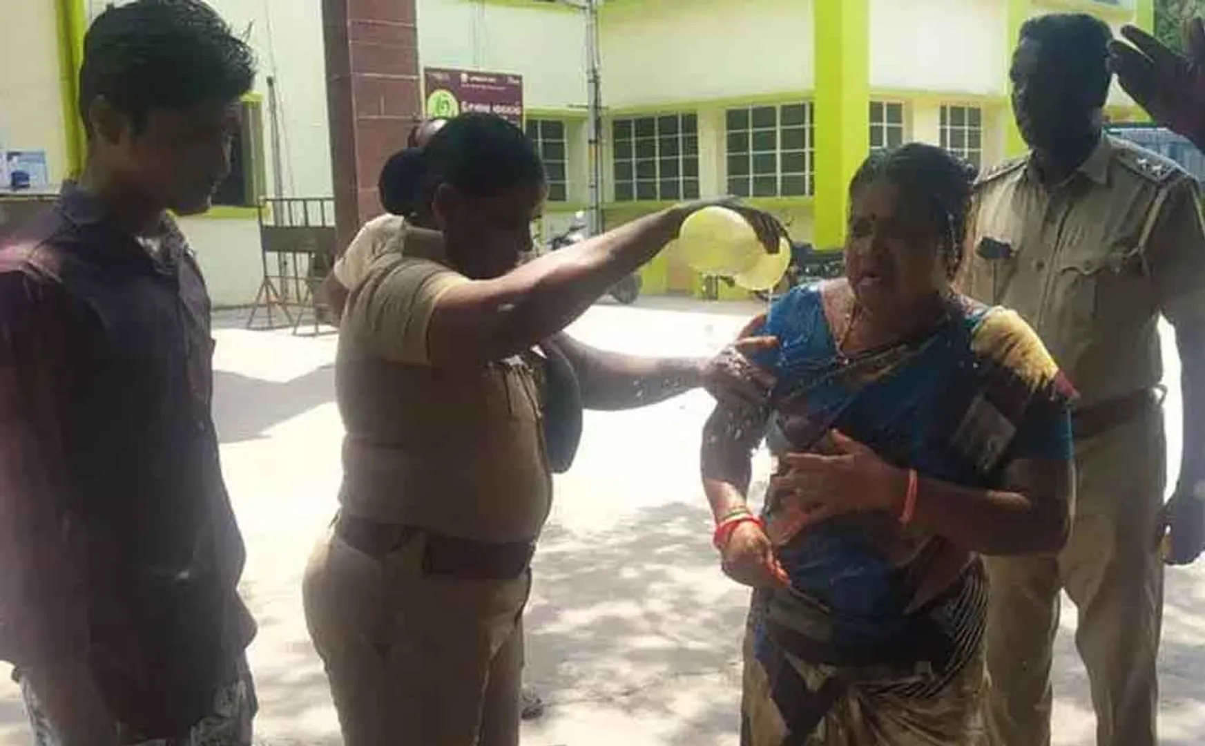 Threatening to the nutrition female employee!  struggle collector's office!