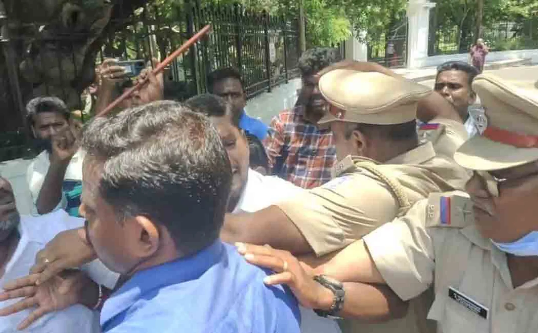Security officer dismisses Chief Minister! Siege struggle to take action!