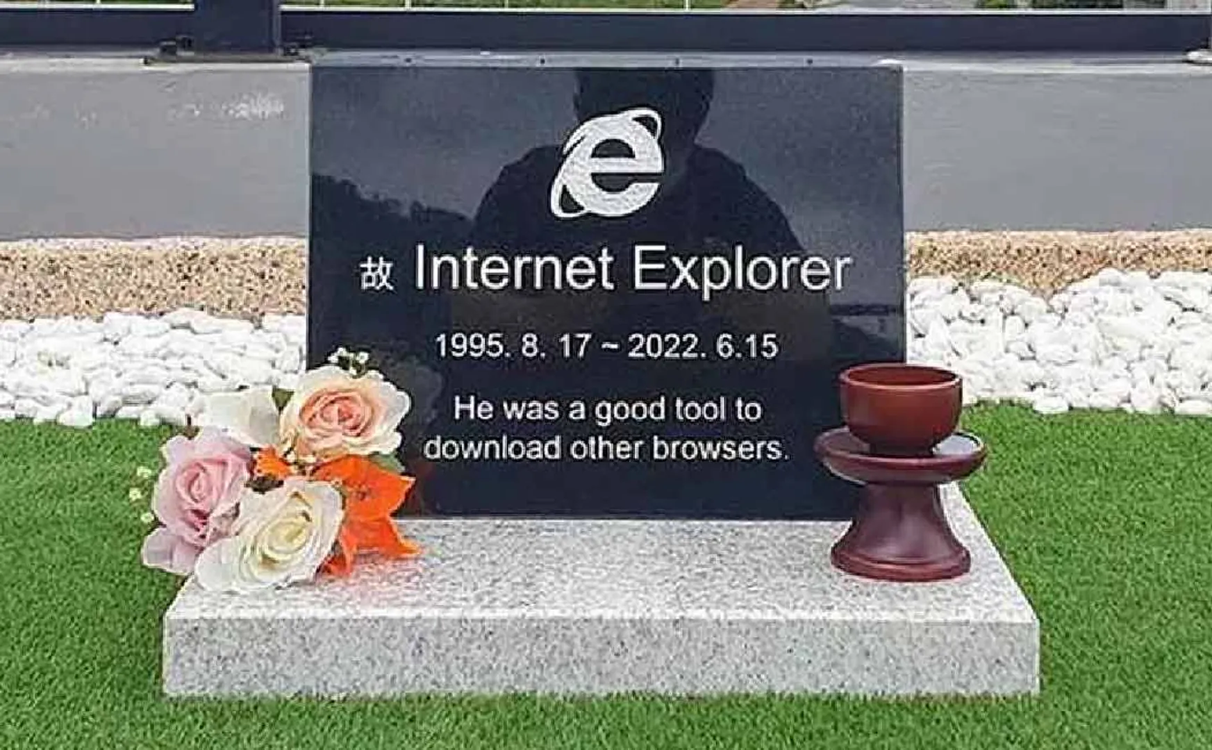 young man built the grave for Internet Explorer