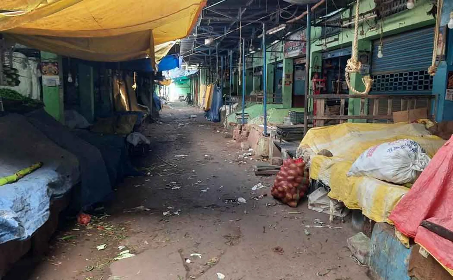 Protesting against shifting the overcrowded vegetable market to the farmers' market, the shops were closed!
