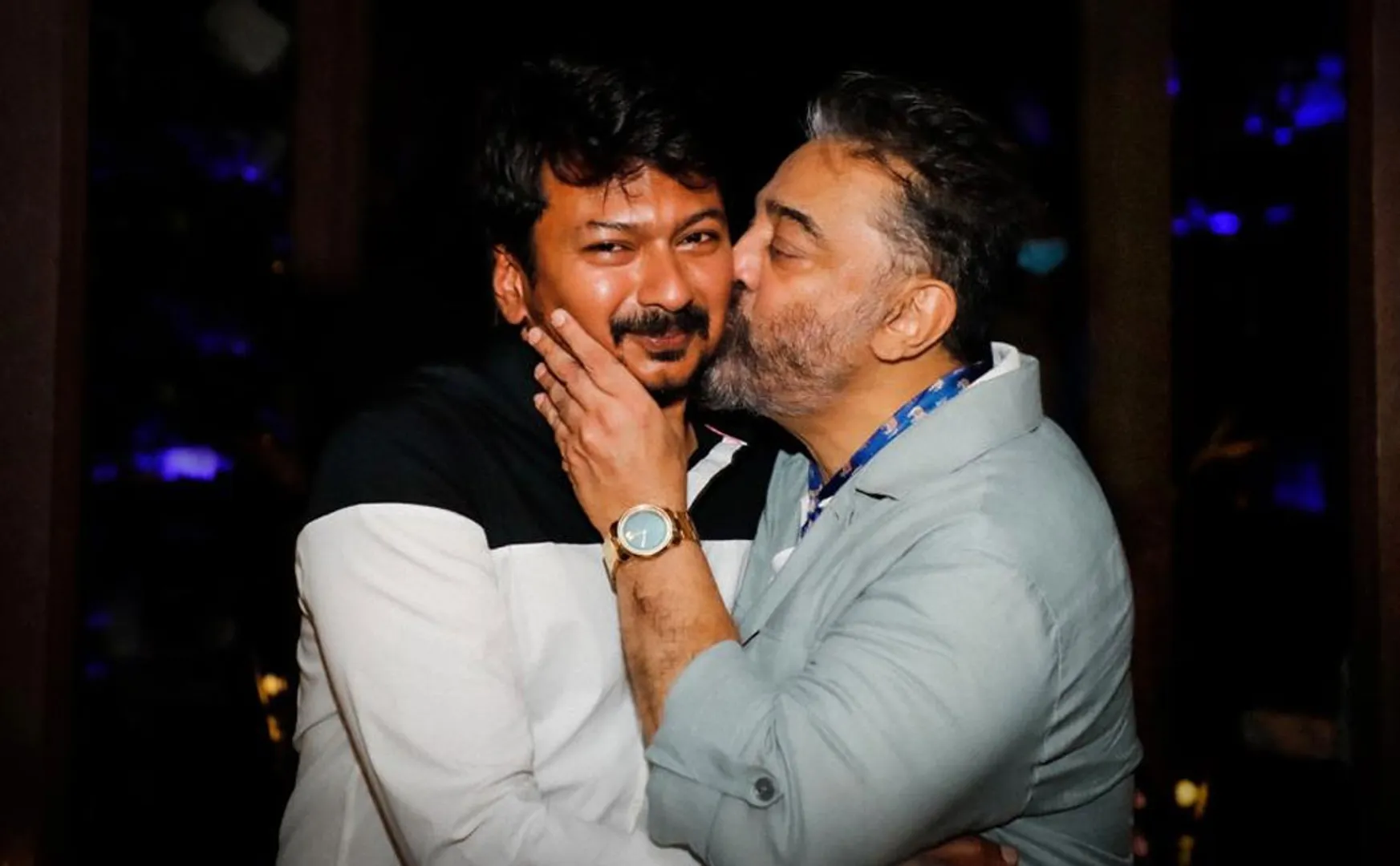 kamalhaasan kissed vikram team photos goes viral