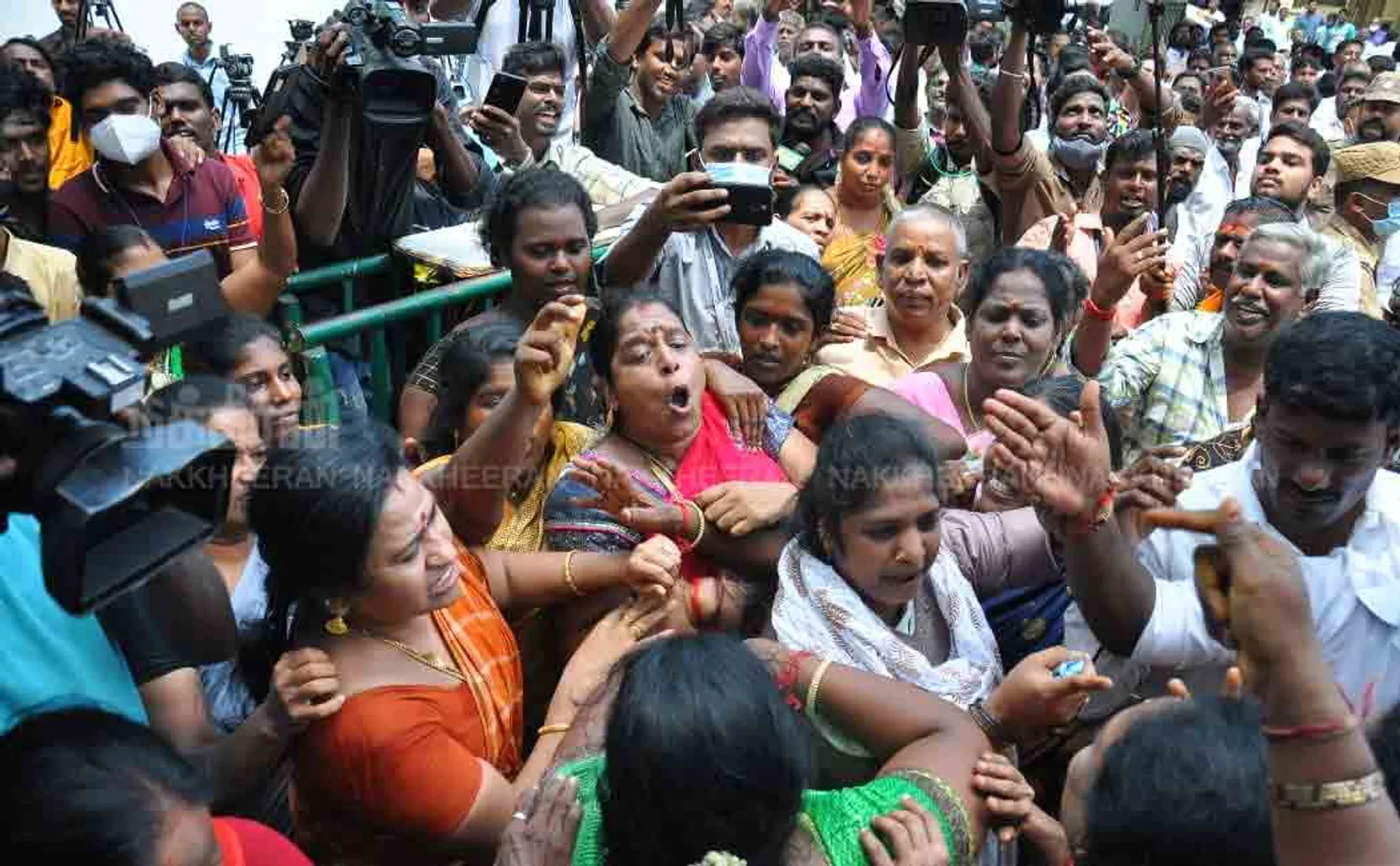 ADMK Meeting one injured 