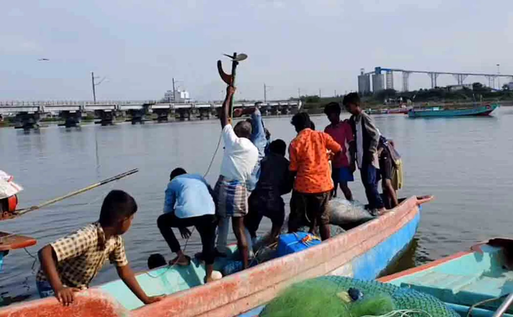 Conflict between fishermen on both sides 