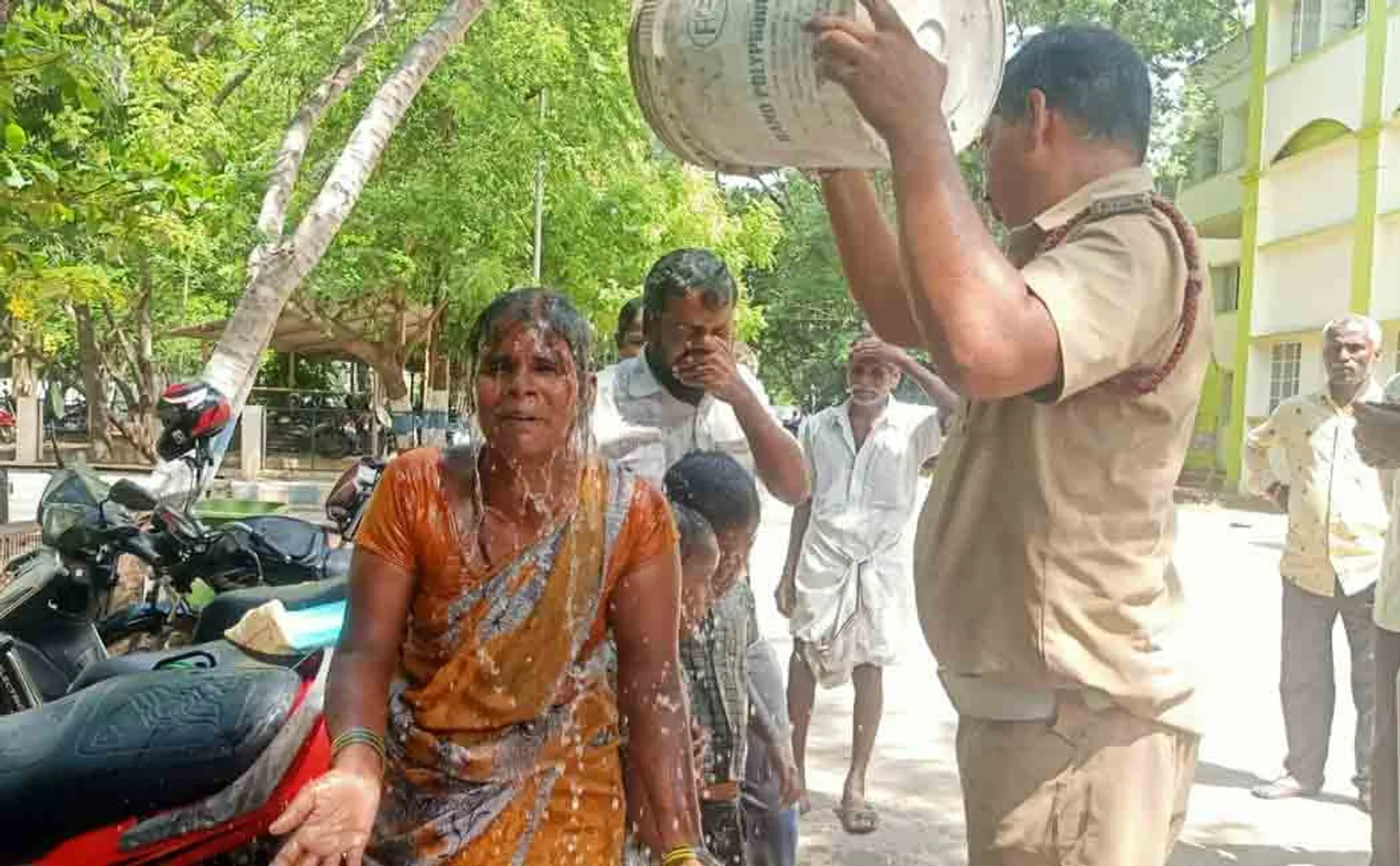 Family struggle viluppuram collector office outside 