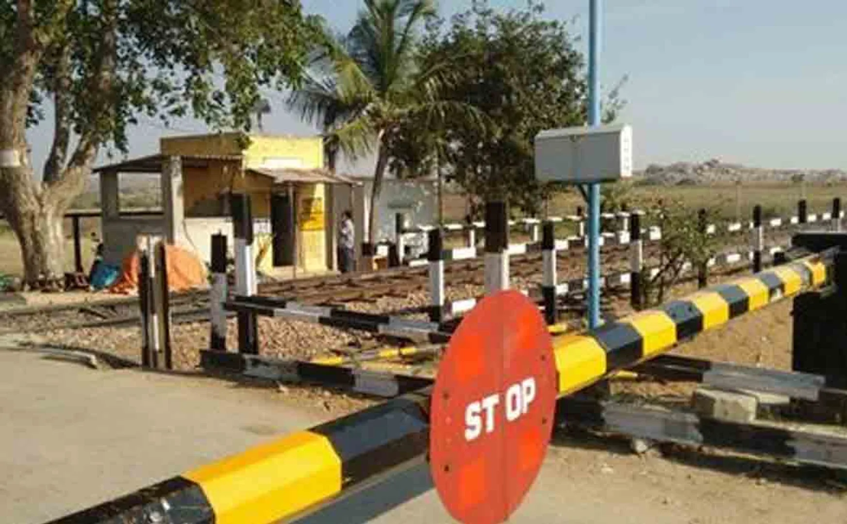 Closed Railway Gate! Traffic jam due to not being able to open!